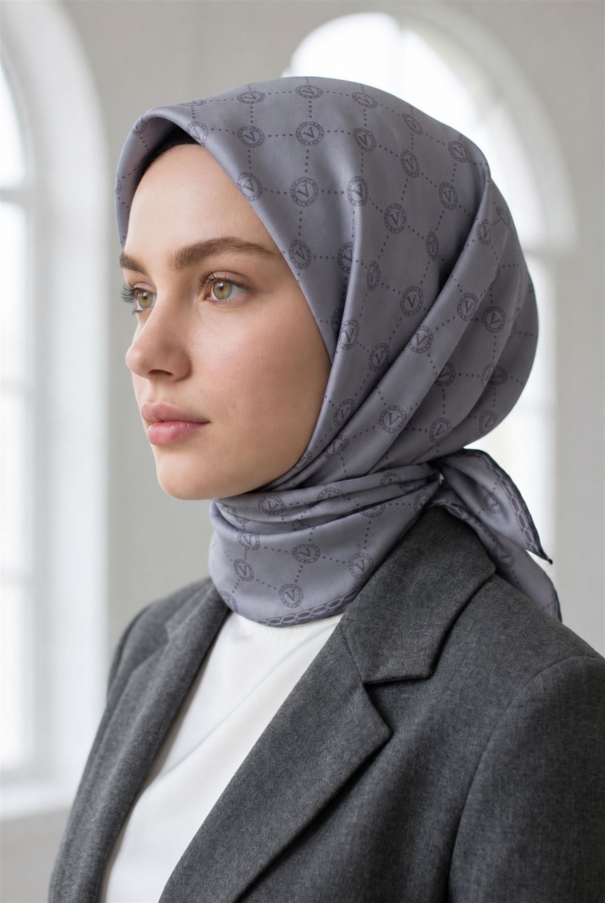 %100 Twill İpek Monogram Desenli Füme Renkli 90x90 Eşarp Dikim Şekli : El Dikişi