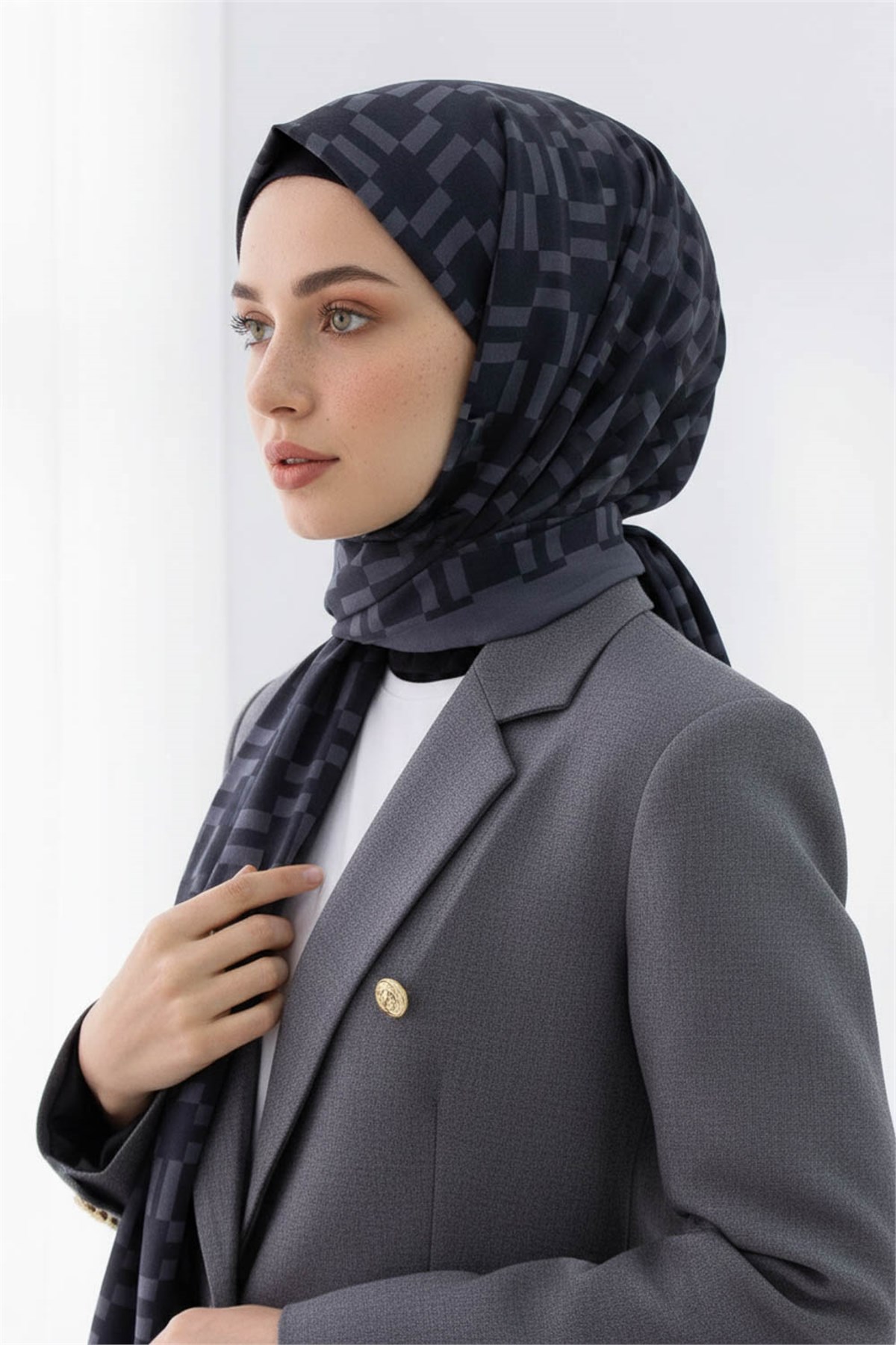 KREP MONOGRAM DESENLİ SİYAH RENKLİ 75X195 KIRIŞMAZ ŞAL