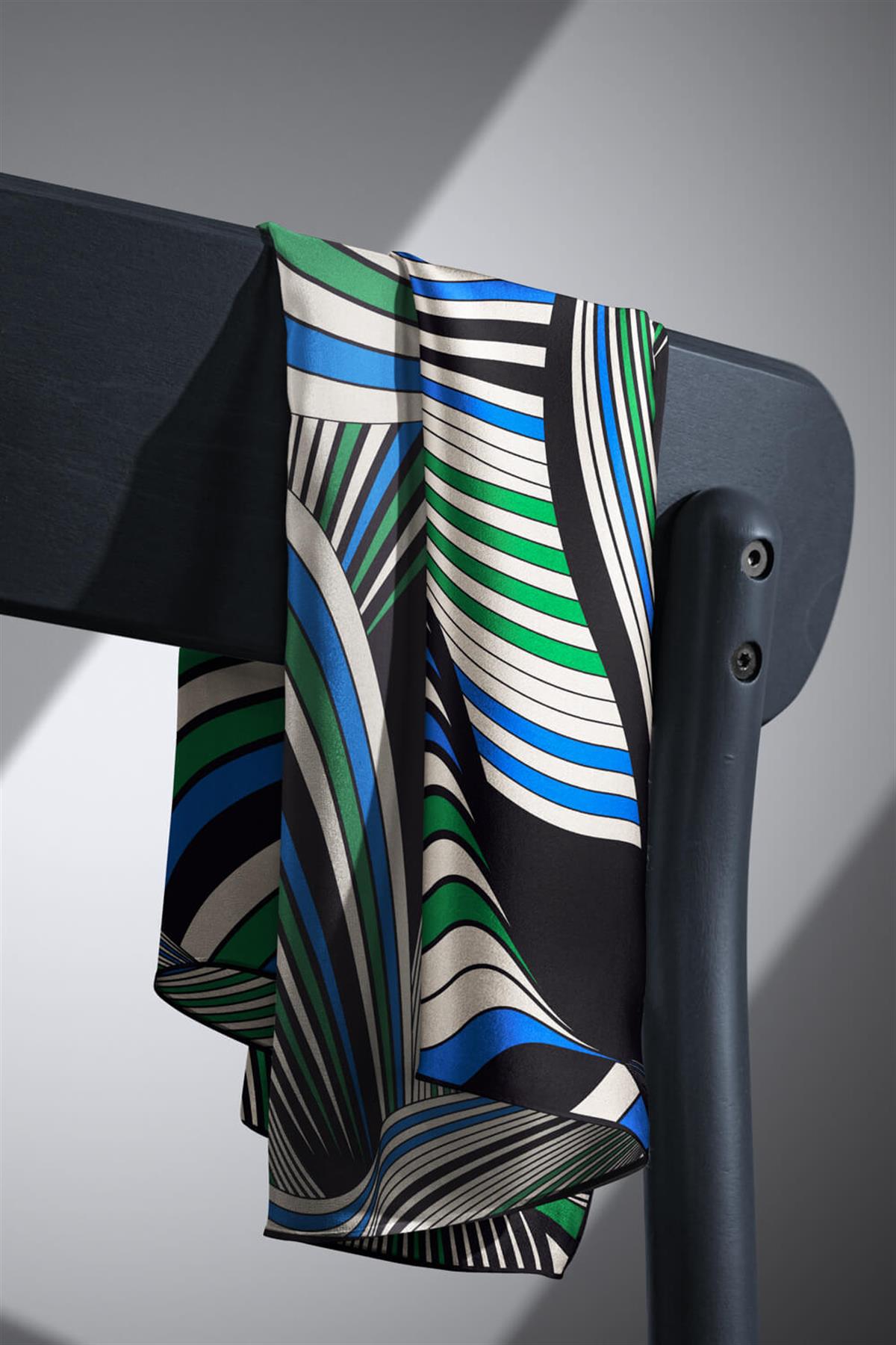 %100 Twill İpek Okyanus Dalgası Desenli Saks - Zümrüt Yeşili Renkli 90x90 Eşarp Kenar Dikiş Şekli El Dikişli