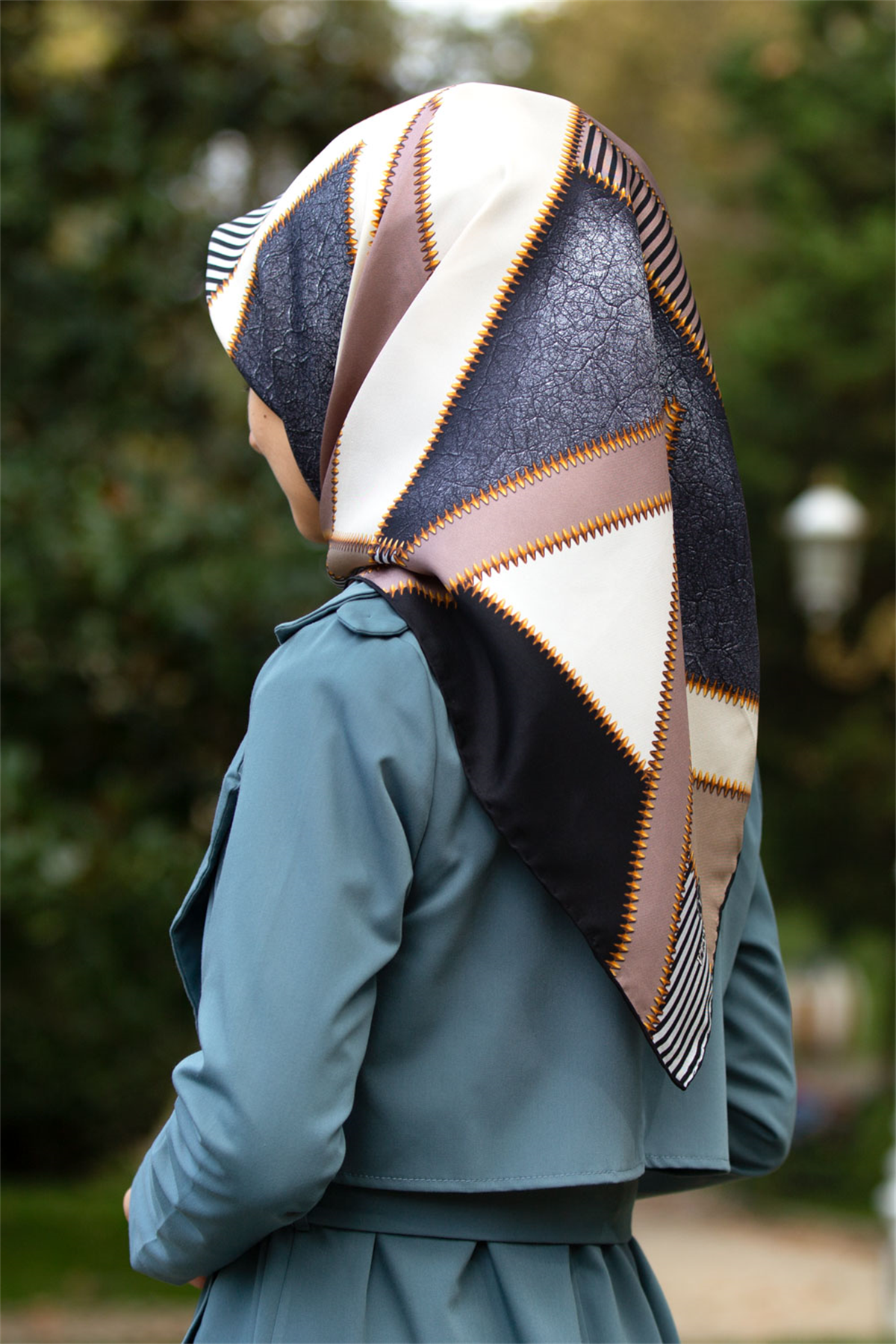 % 57 İPEK % 43 VİSKON Twill İpek Geometrik Desenli Sütlü Kahve - Krem Renkli 90x90 Eşarp Dikim Şekli : El Dikişi