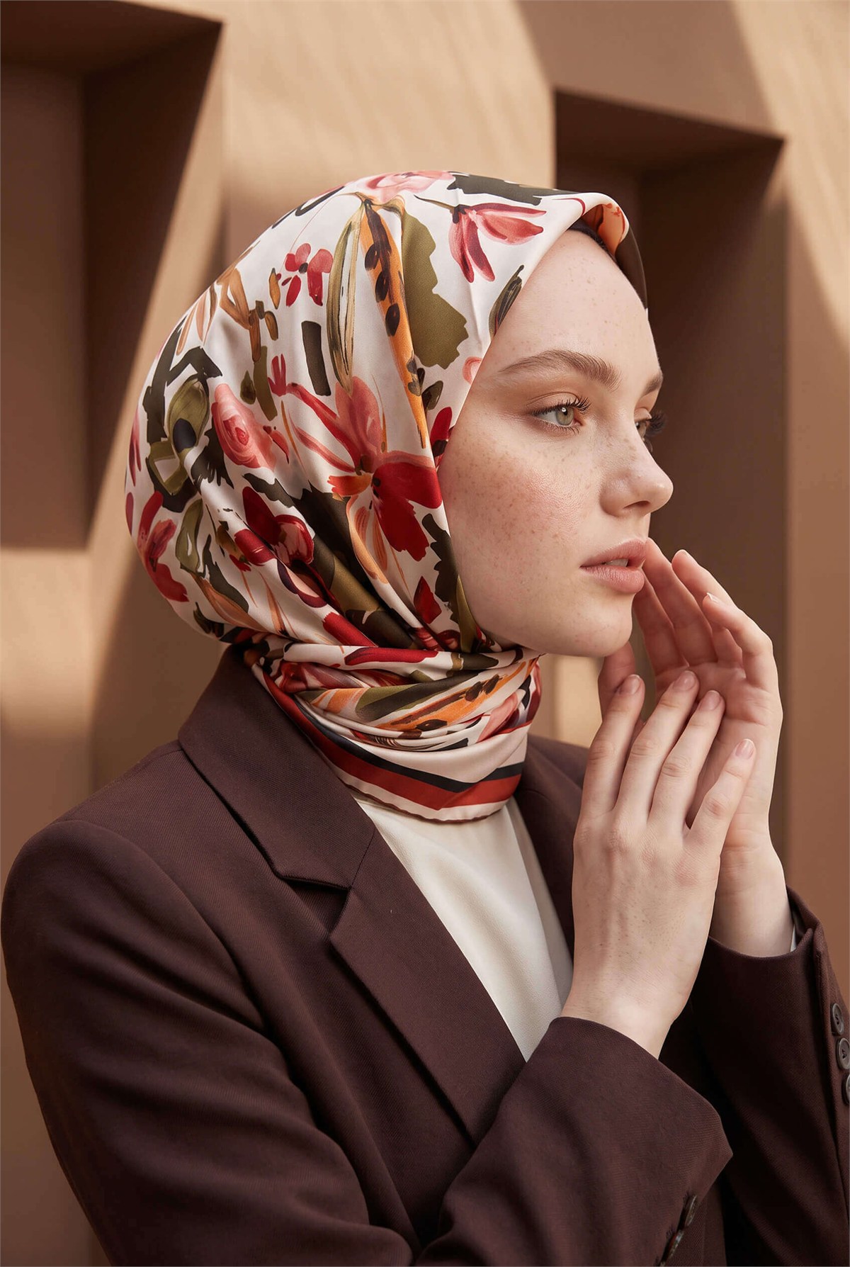 Rayon Çiçek Desenli Taba Renkli 90x90 Dikim Şekli : El Dikişi Eşarp (İpek İçermez)