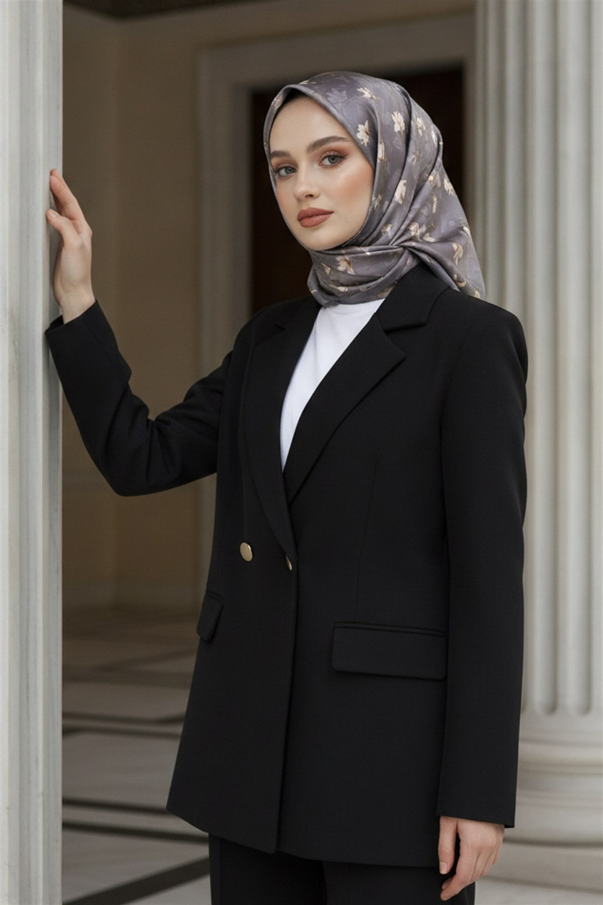 %100 Twill İpek Çiçek Desenli Gri Renkli 90x90 Eşarp Dikim Şekli : El Dikişi