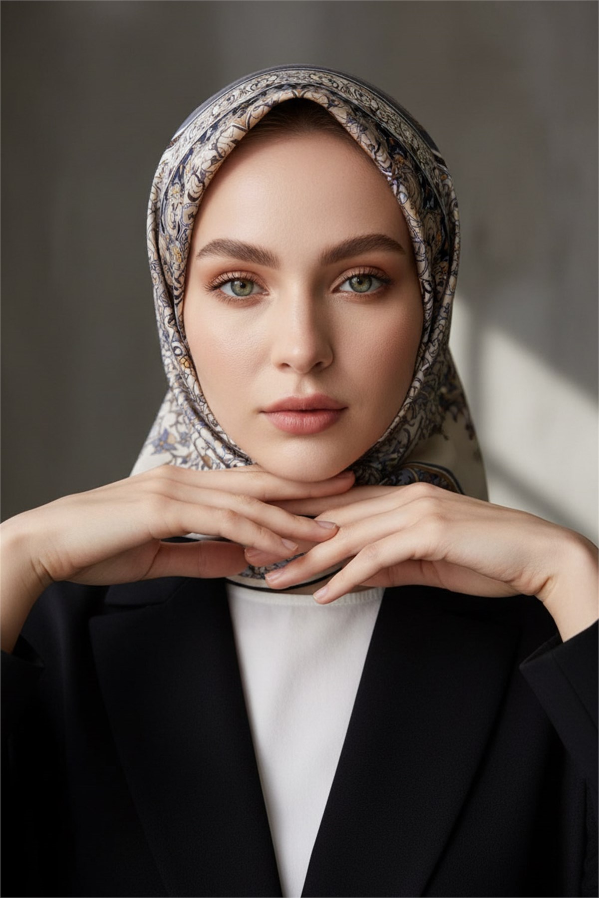 %100 Twill İpek Şal Desenli Gri Renkli 90x90 Eşarp Dikim Şekli : El Dikişi