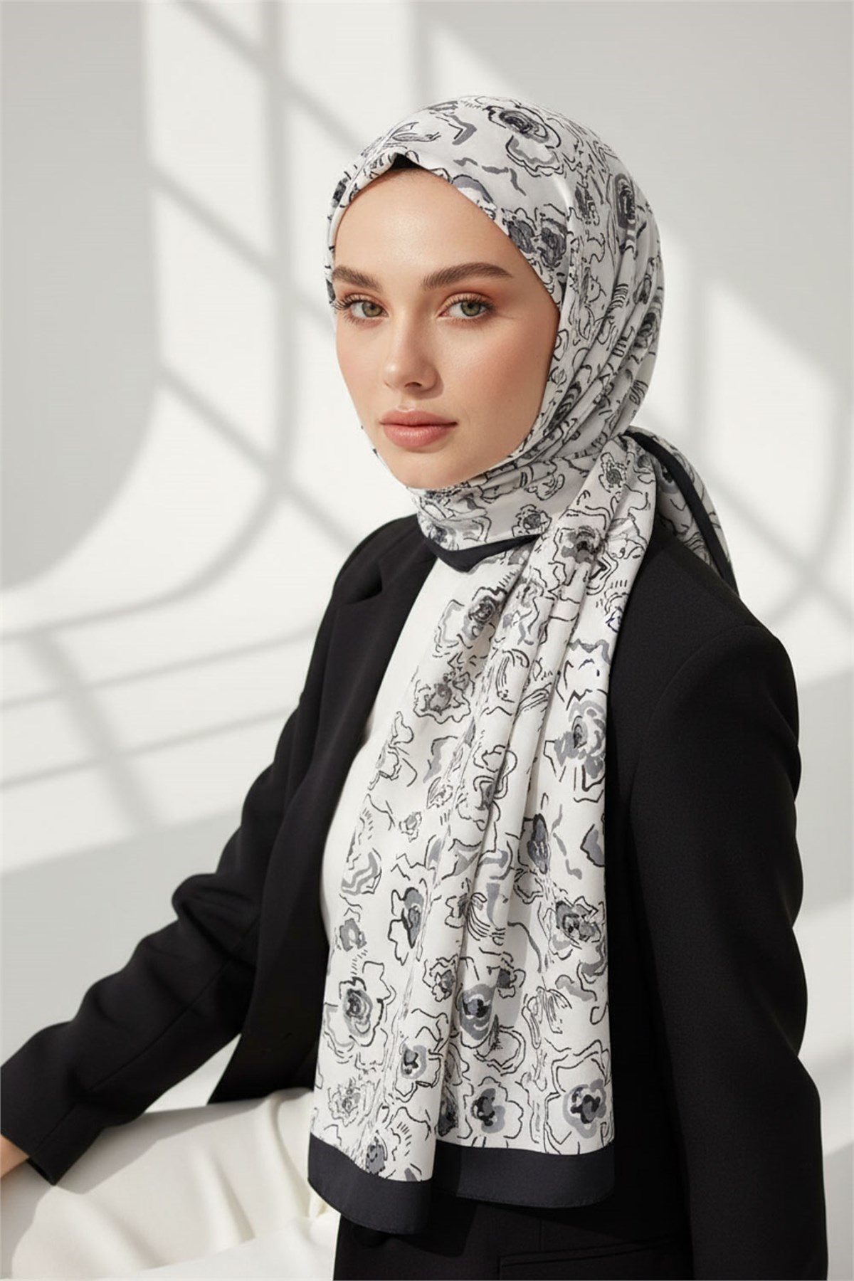 KREP ÇİÇEKLİ GÜMÜŞ - GRİ RENKLİ 75X195 KIRIŞMAZ ŞAL