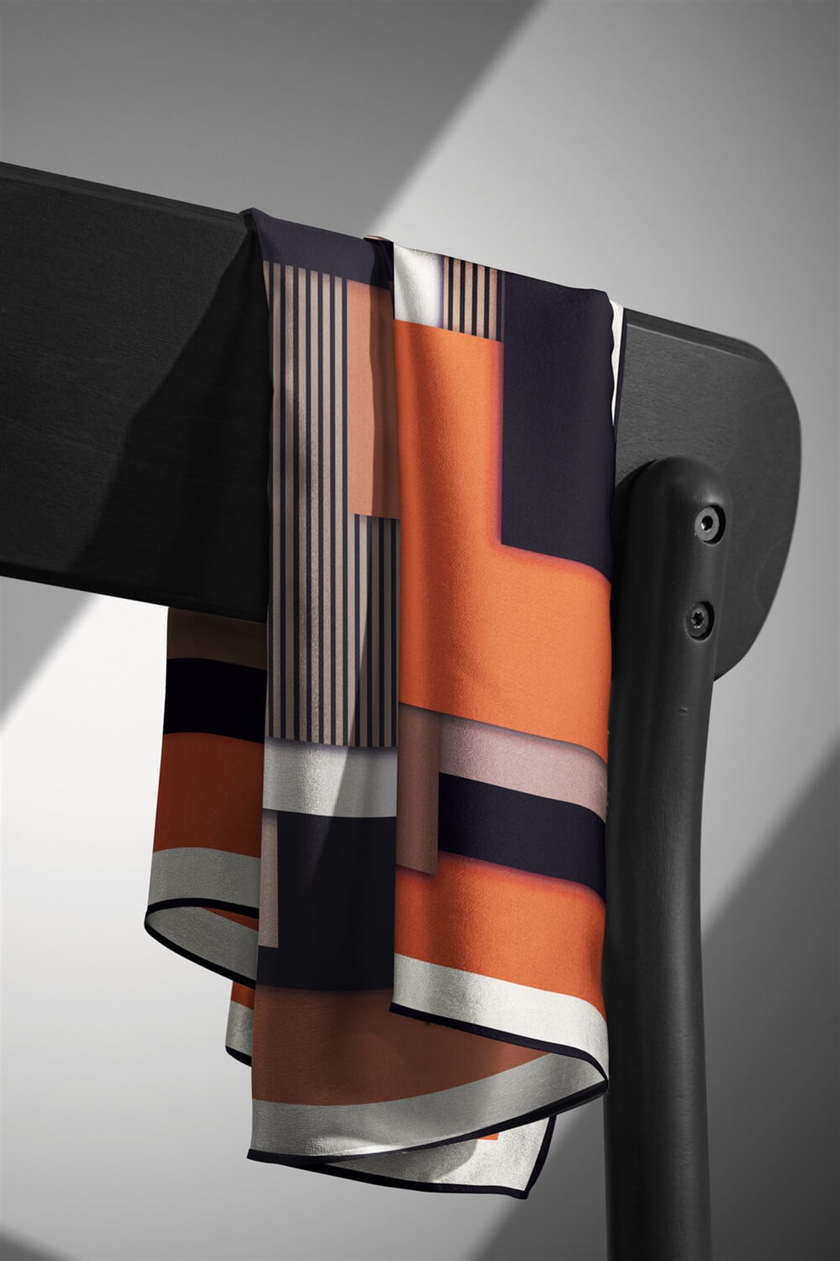 100% Twill İpek Geometrik Desenli Taba - Siyah Renkli 90x90 Dikim Şekli : El Dikişi Eşarp
