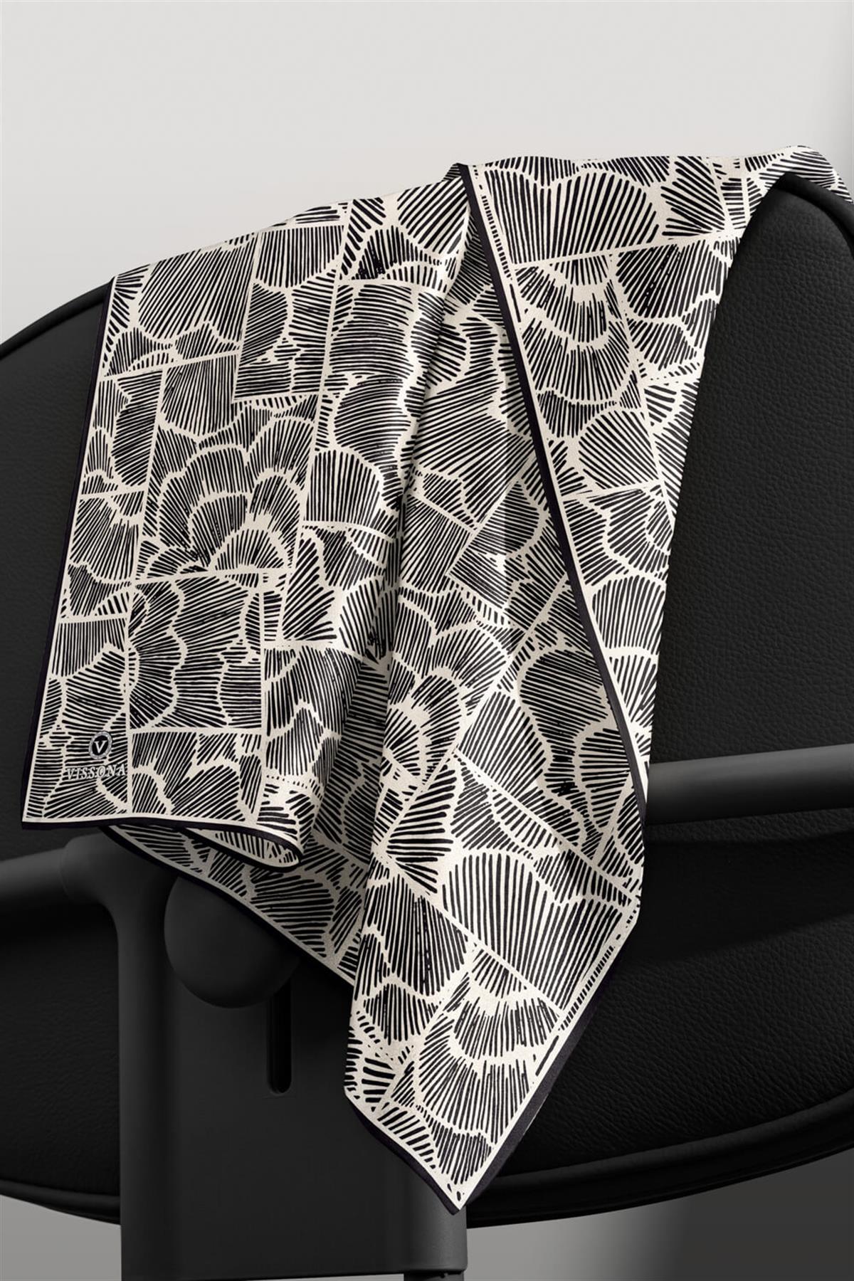 %100 Twill İpek Geometrik Desenli Siyah - Krem Renkli 90x90 Eşarp Dikim Şekli : El Dikişi