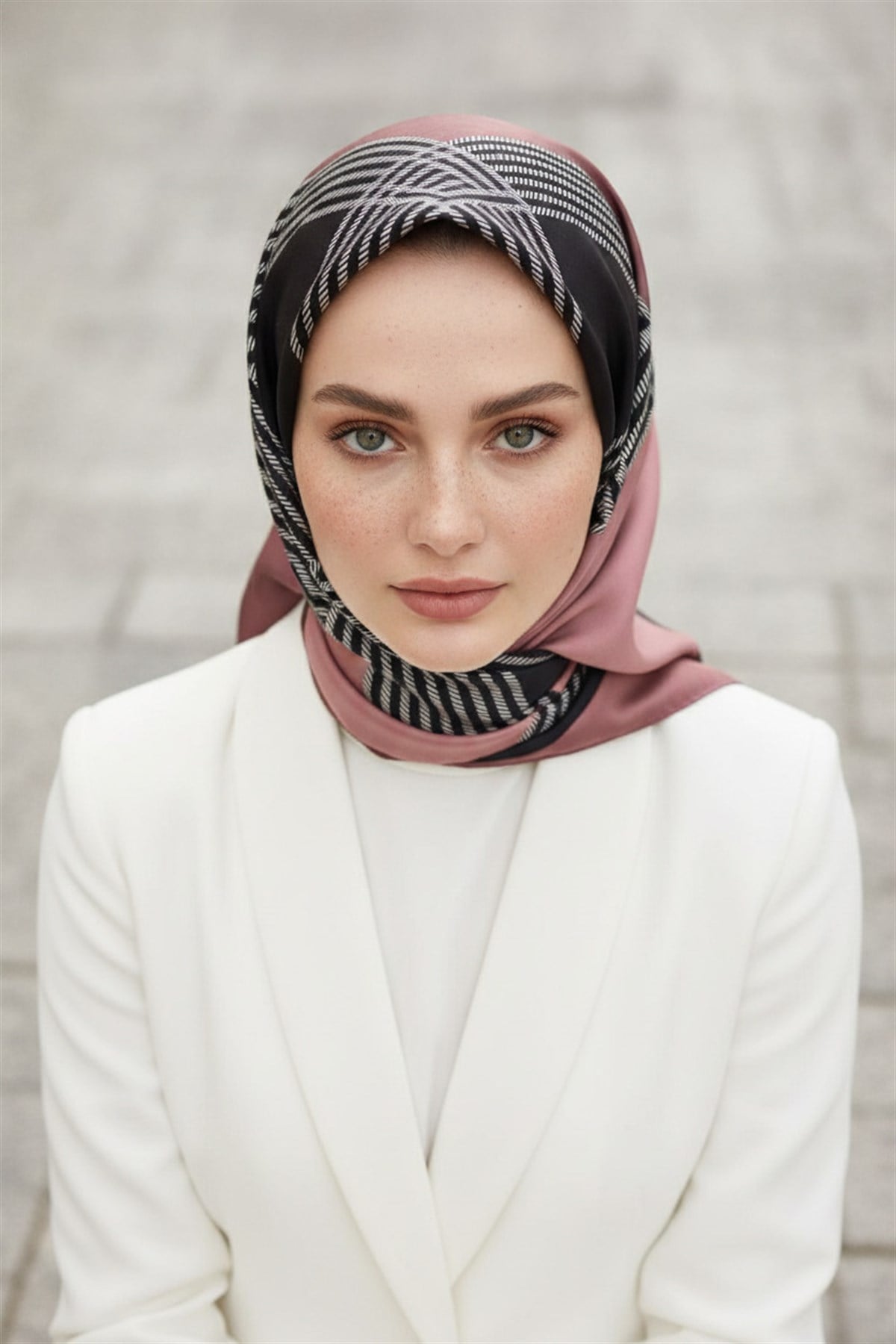 %100 Twill İpek Geometrik Desenli Pudra Renkli 90x90 Eşarp Dikim Şekli : El Dikişi