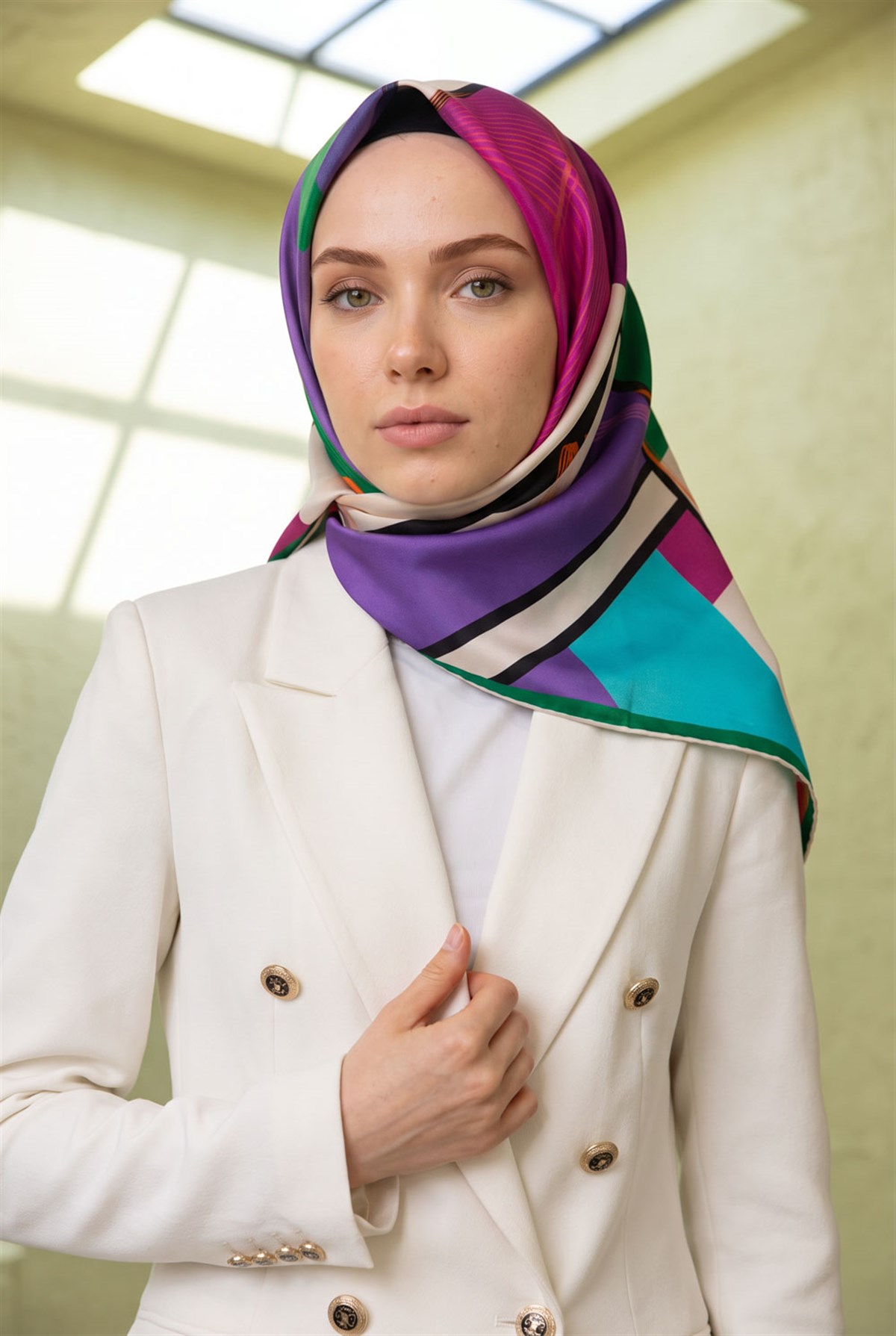 %100 Twill İpek Geometrik Desenli Zümrüt Yeşili - Mürdüm Renkli 90x90 Eşarp Dikim Şekli : El Dikişi