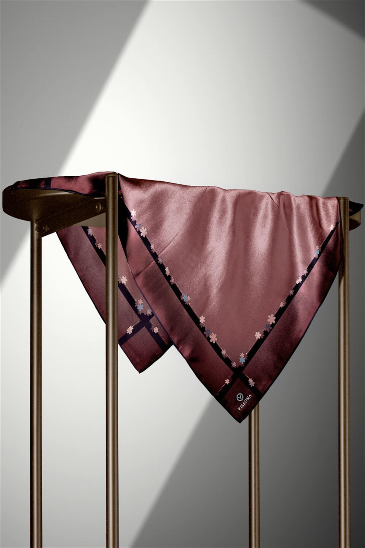 %100 Twill İpek Kenar Motifi Çiçek Desenli Gül Kurusu - Siyah Renkli 90x90 Eşarp Dikim Şekli : El Dikişi