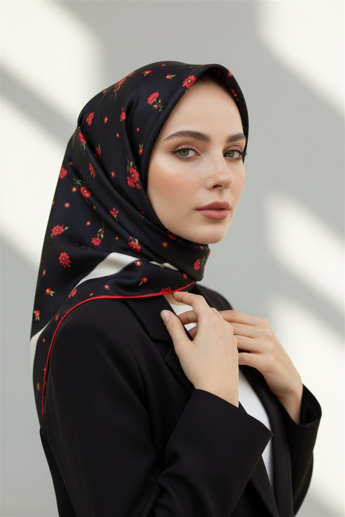 100% Twill İpek Bordürlü Çıtır Çiçek Desenli Siyah - Kırmızı Renkli 90x90 Dikim Şekli : El Dikişi Eşarp
