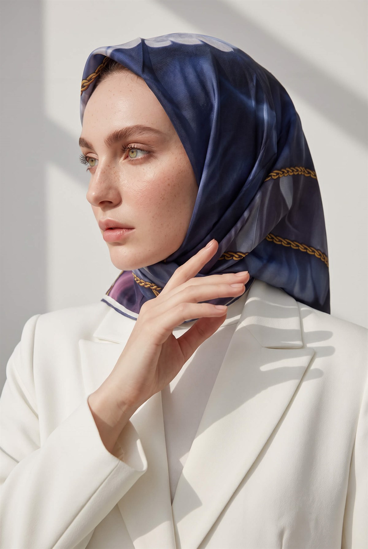 % 57 İPEK % 43 VİSKON Twill İpek Çiçek Geometrik Desenli indigo Renkli 90x90 Eşarp Dikim Şekli : El Dikişi