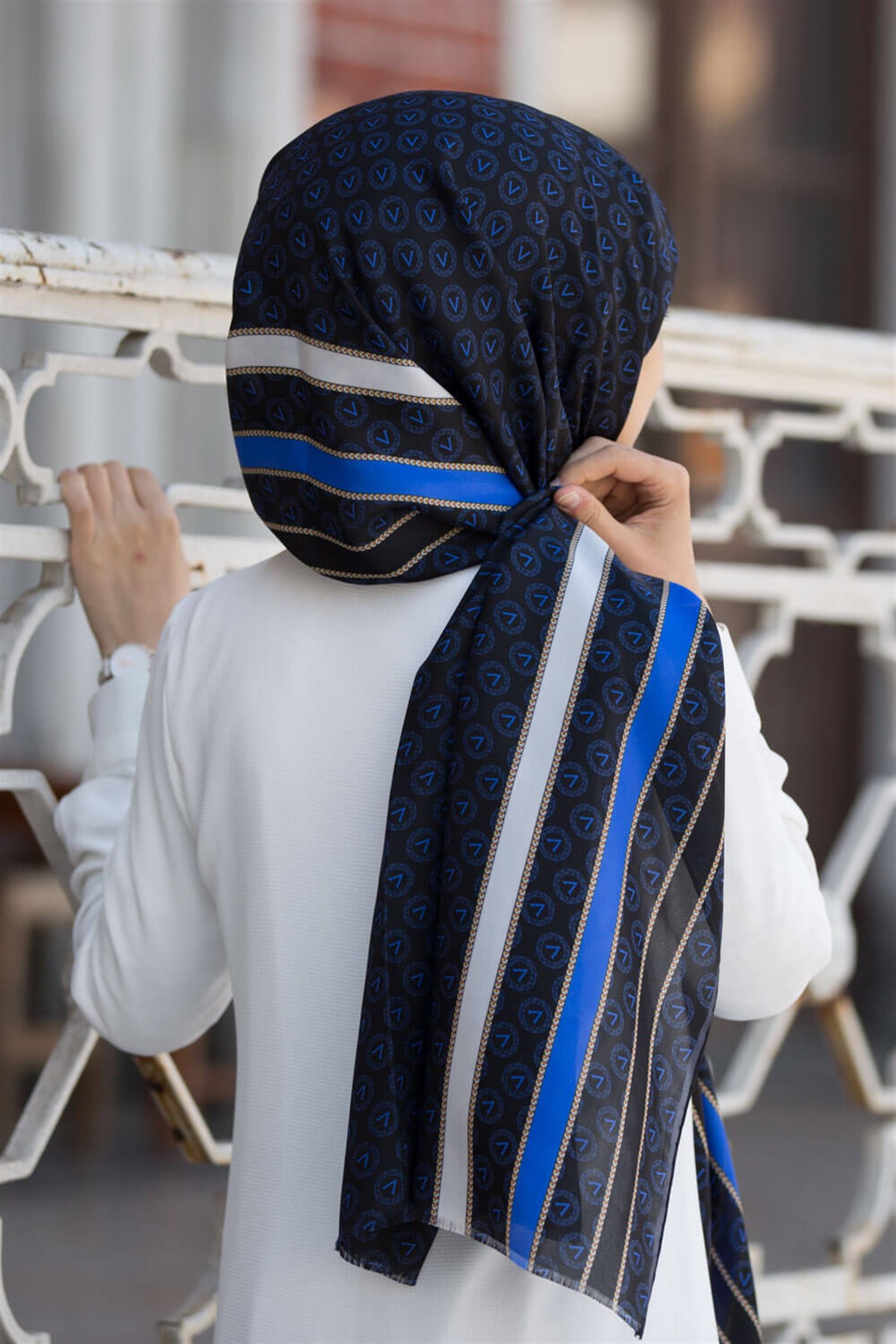 %100 Saf İpek Şal İnce Saten Vual Dokuma Monogram Desenli Siyah - Saks Renkli 90x210 Şal
