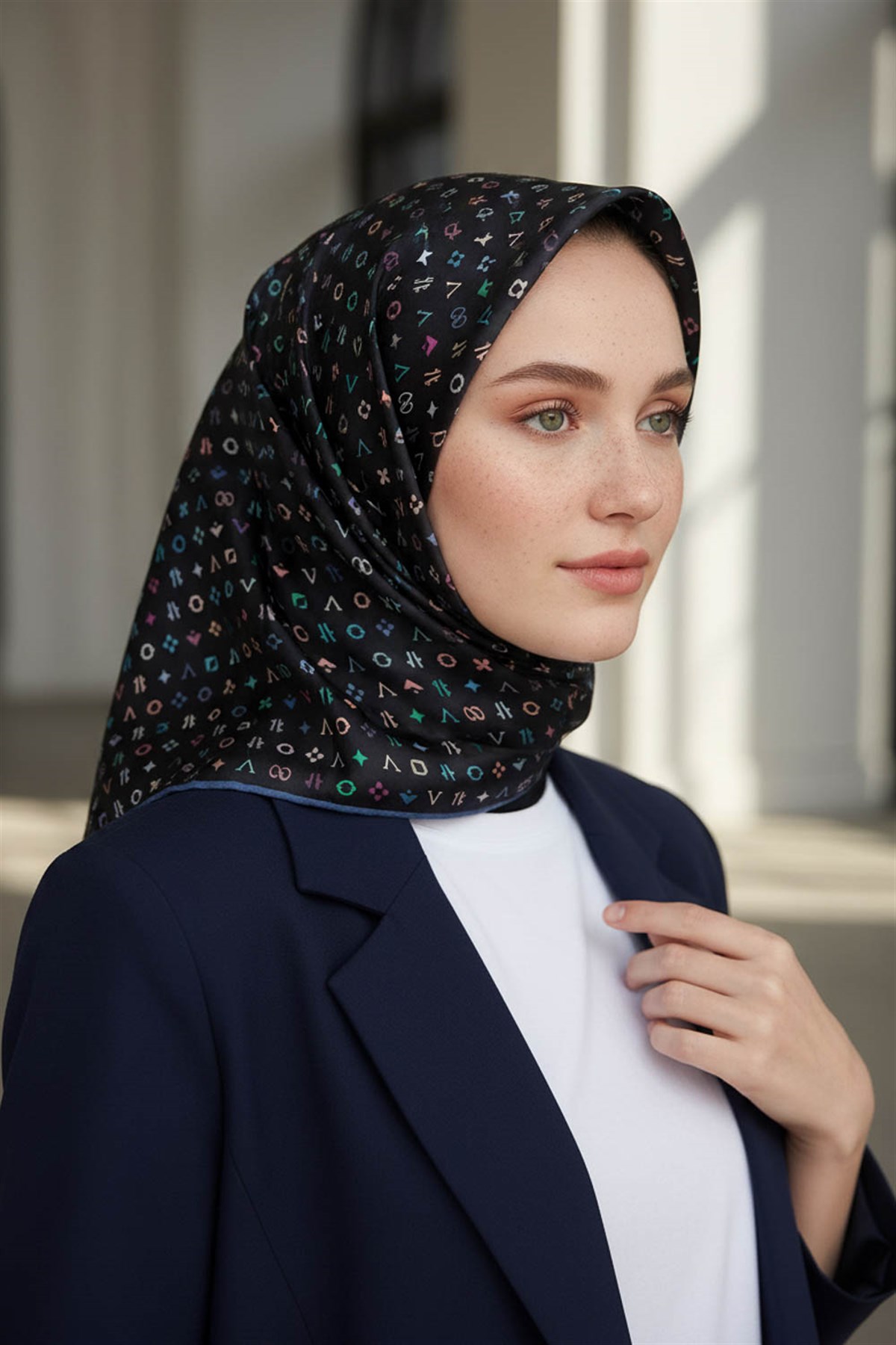 %100 Twill İpek Çıtır Motif Desenli Siyah - İndigo Renkli 90x90 Eşarp Dikim Şekli : El Dikişi