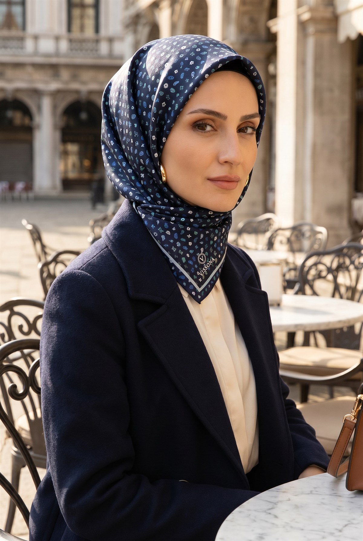 %100 Twill İpek Çıtır Desenli Lacivert Renkli 90x90 Eşarp Dikim Şekli : El Dikişi