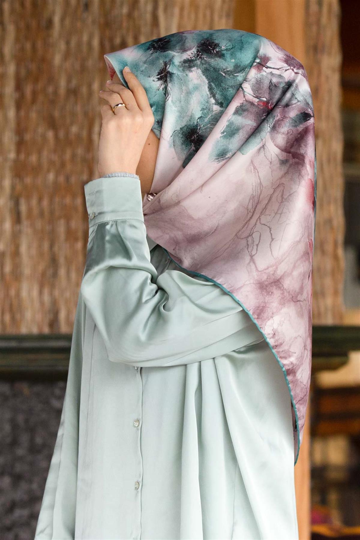 Rayon Sulu Boyalı Çiçek Desenli Petrol Yeşili Renkli 90x90 Eşarp (İpek İçermez) Dikim Şekli : El Dikişi