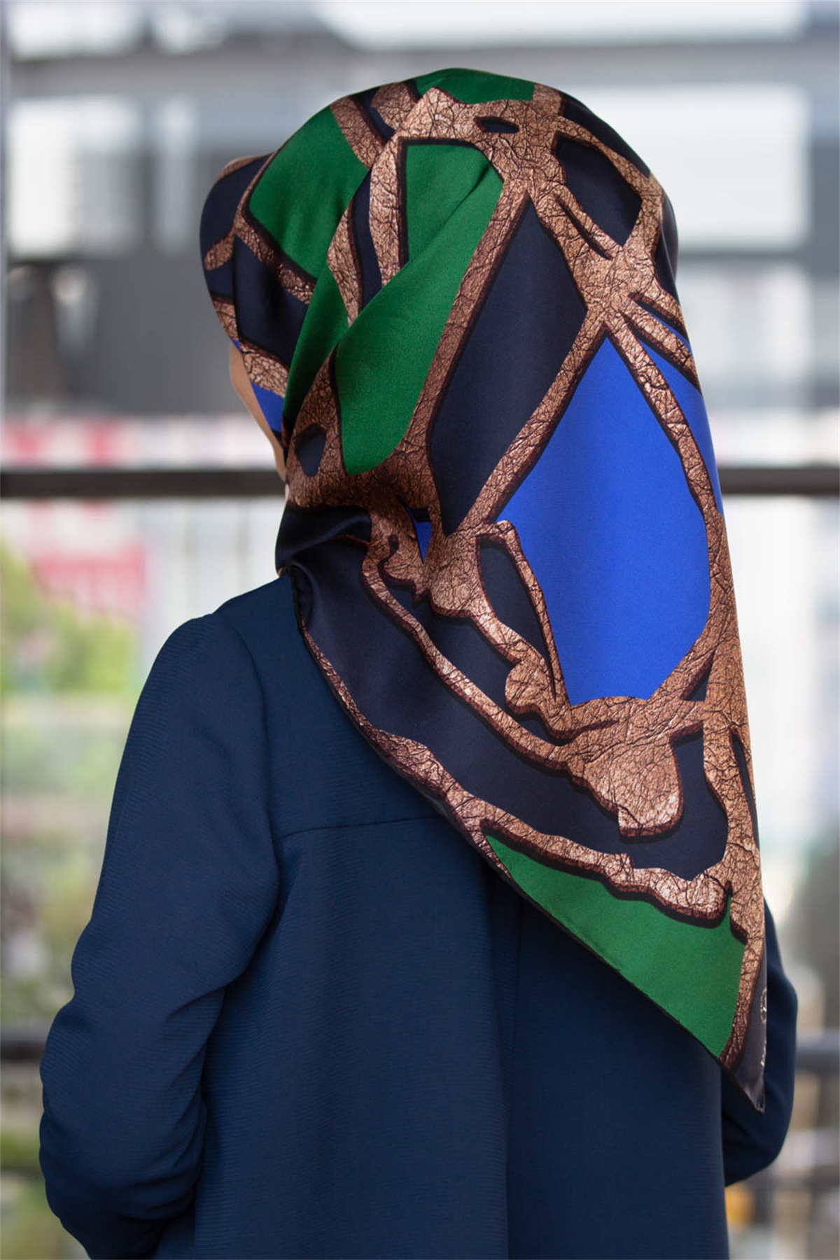 % 57 İPEK % 43 VİSKON Twill İpek Gold Efektli Geometrik Desenli Lacivert - Zümrüt Yeşili Renkli 90x90 Eşarp Dikim Şekli : El Dikişi