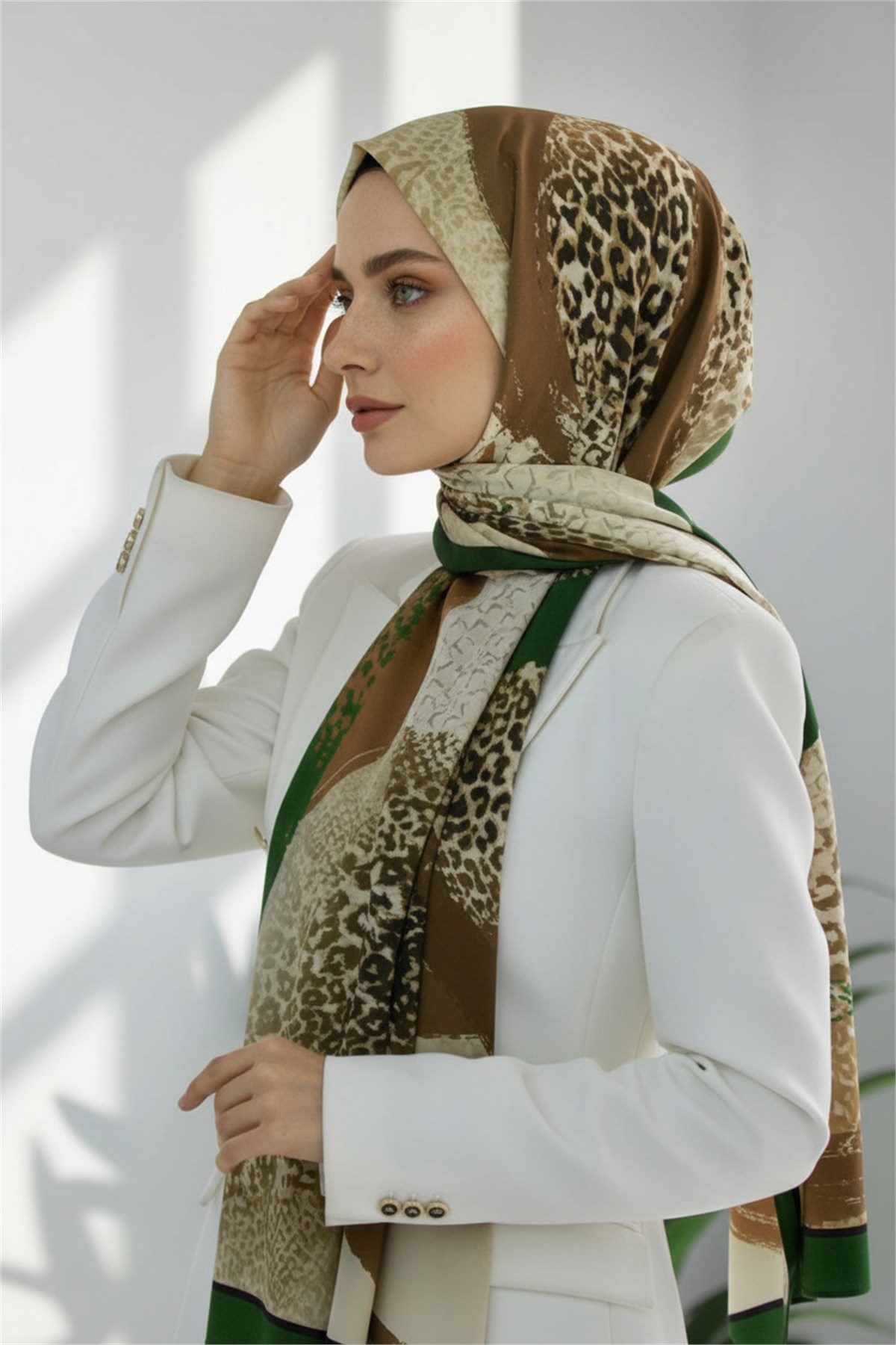 KREP RENKLİ FIRÇA VE LEOPAR DESENLİ ZÜMRÜT YEŞİLİ RENKLİ 75X195 KIRIŞMAZ ŞAL