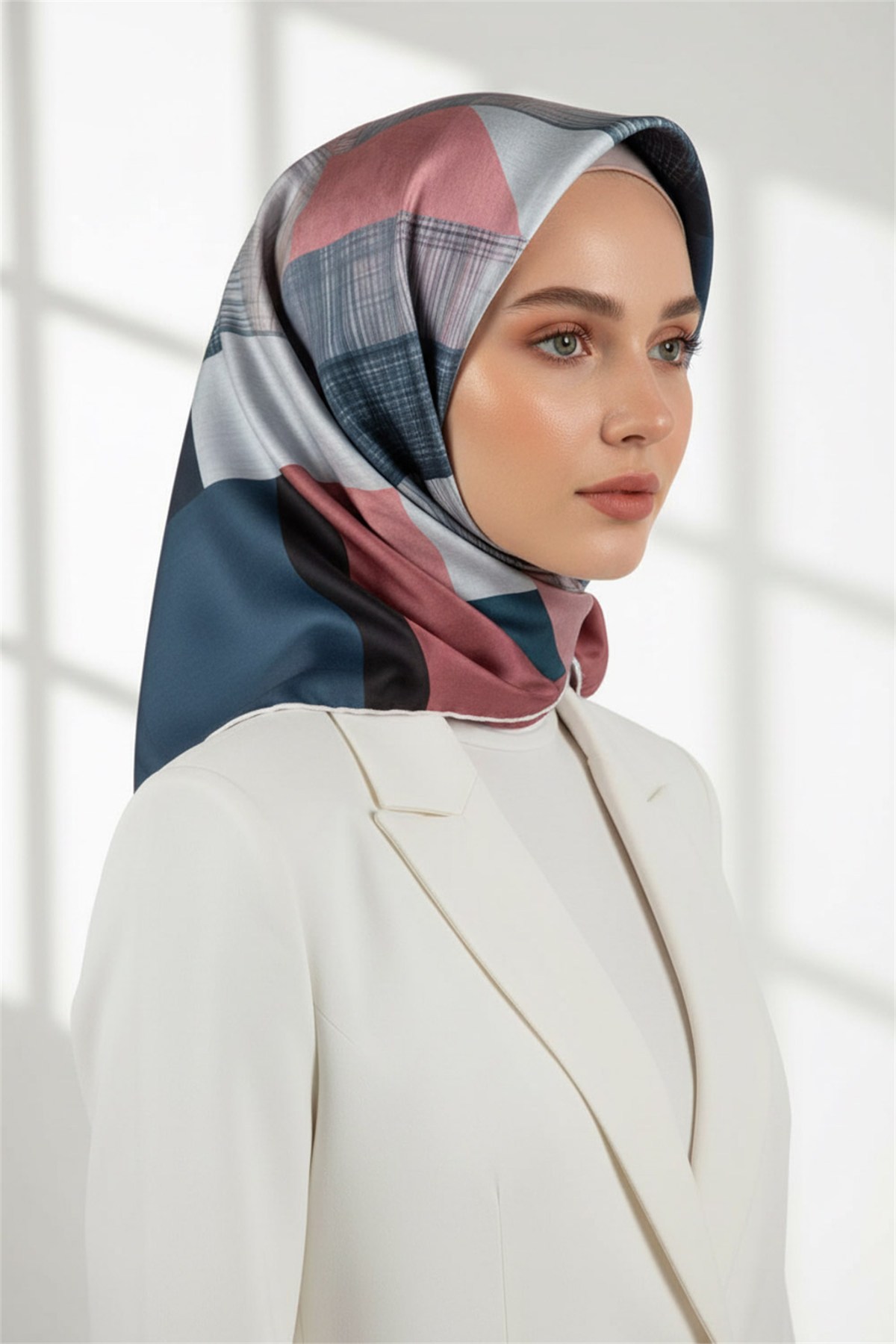 Twill Geometrik Desenli Pudra Renkli 90x90 Eşarp (İpek İçermez) Kenar Dikiş Şekli El Dikişli