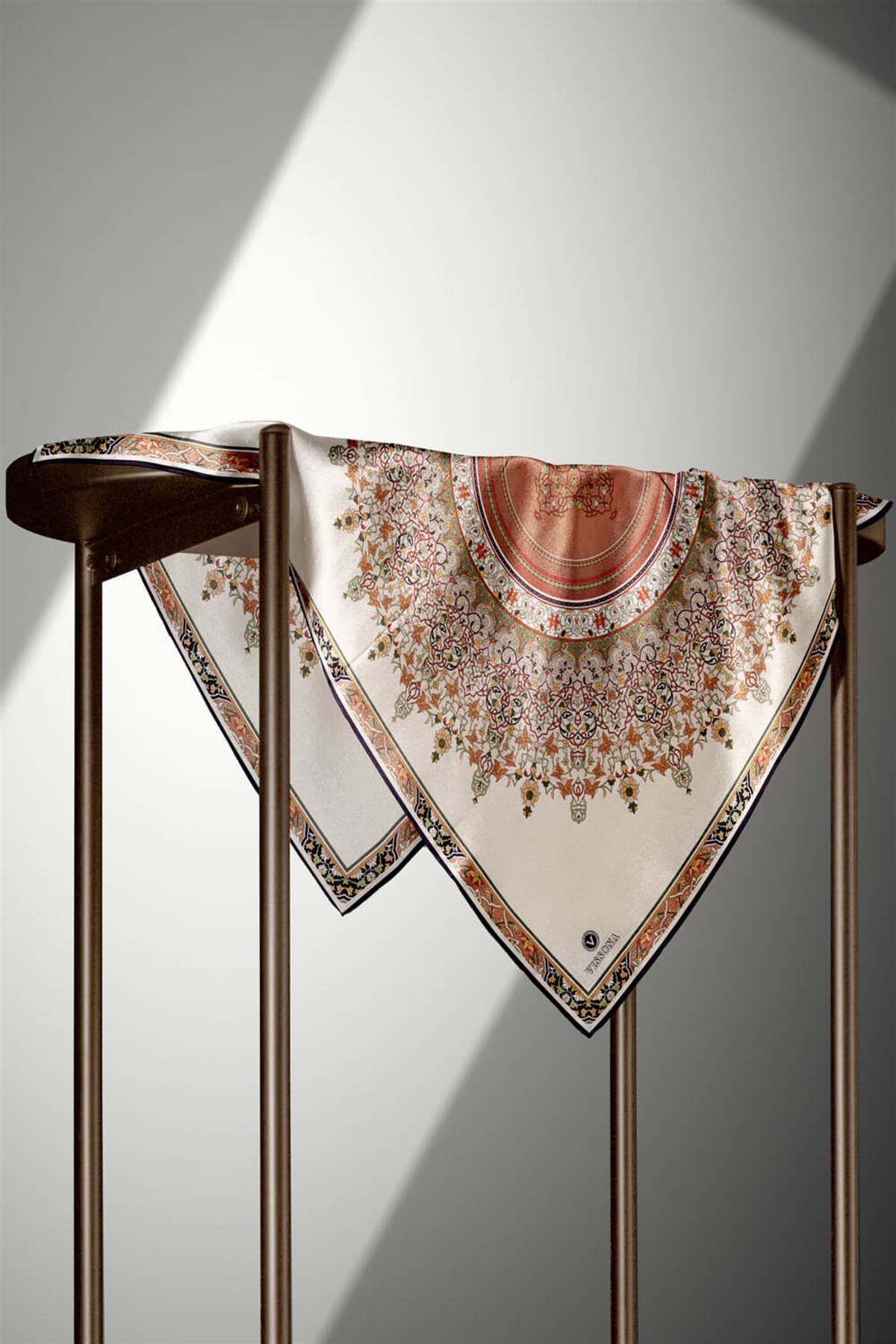 %100 Twill İpek Şal Desenli Bakır Renkli 90x90 Eşarp Dikim Şekli : El Dikişi