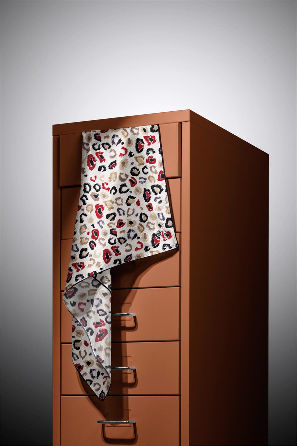 %100 Twill İpek Renkli Leopari Desenli Kırmızı - Siyah Renkli 90x90 Eşarp Kenar Dikiş Şekli El Dikişli