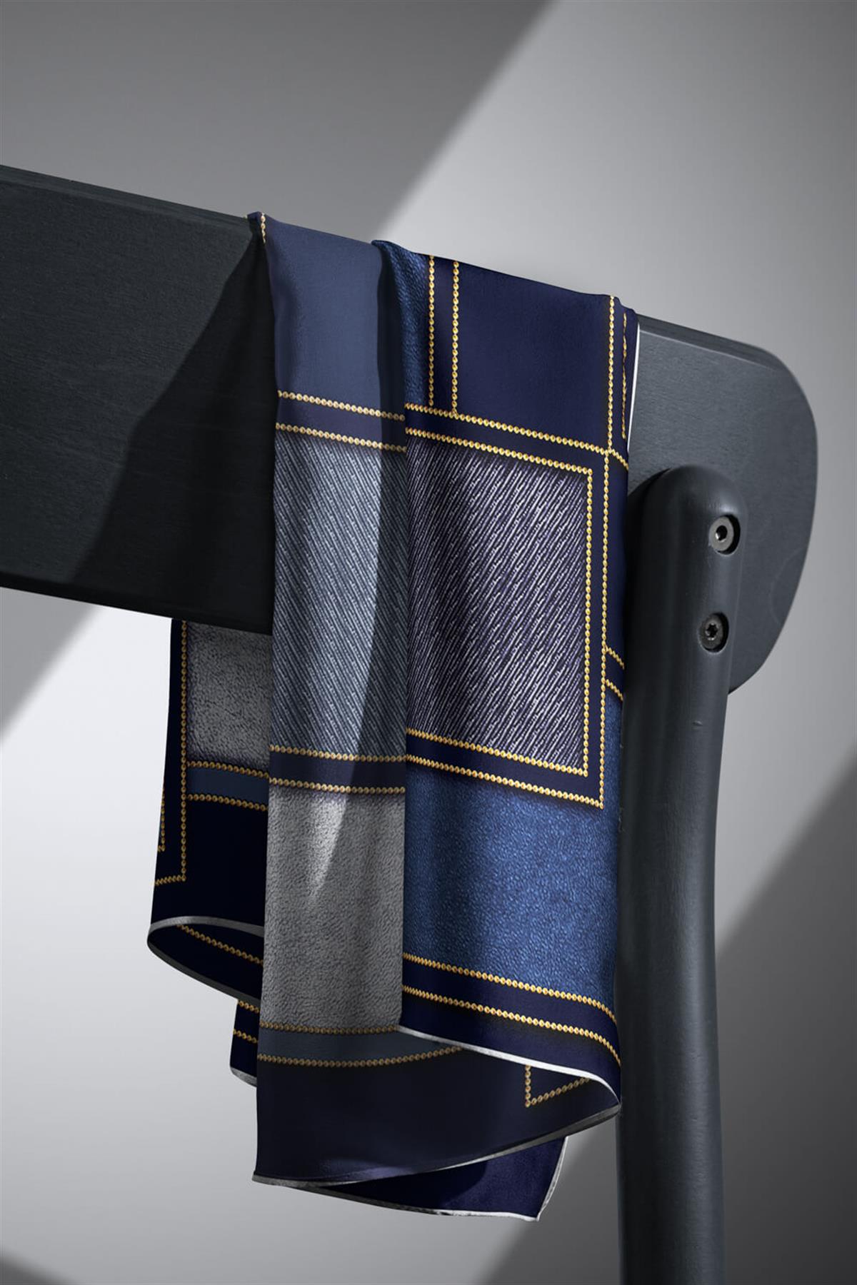 100% Twill İpek Gold Detaylı Kare Desenli Lacivert - İndigo Renkli 90x90 Dikim Şekli : El Dikişi