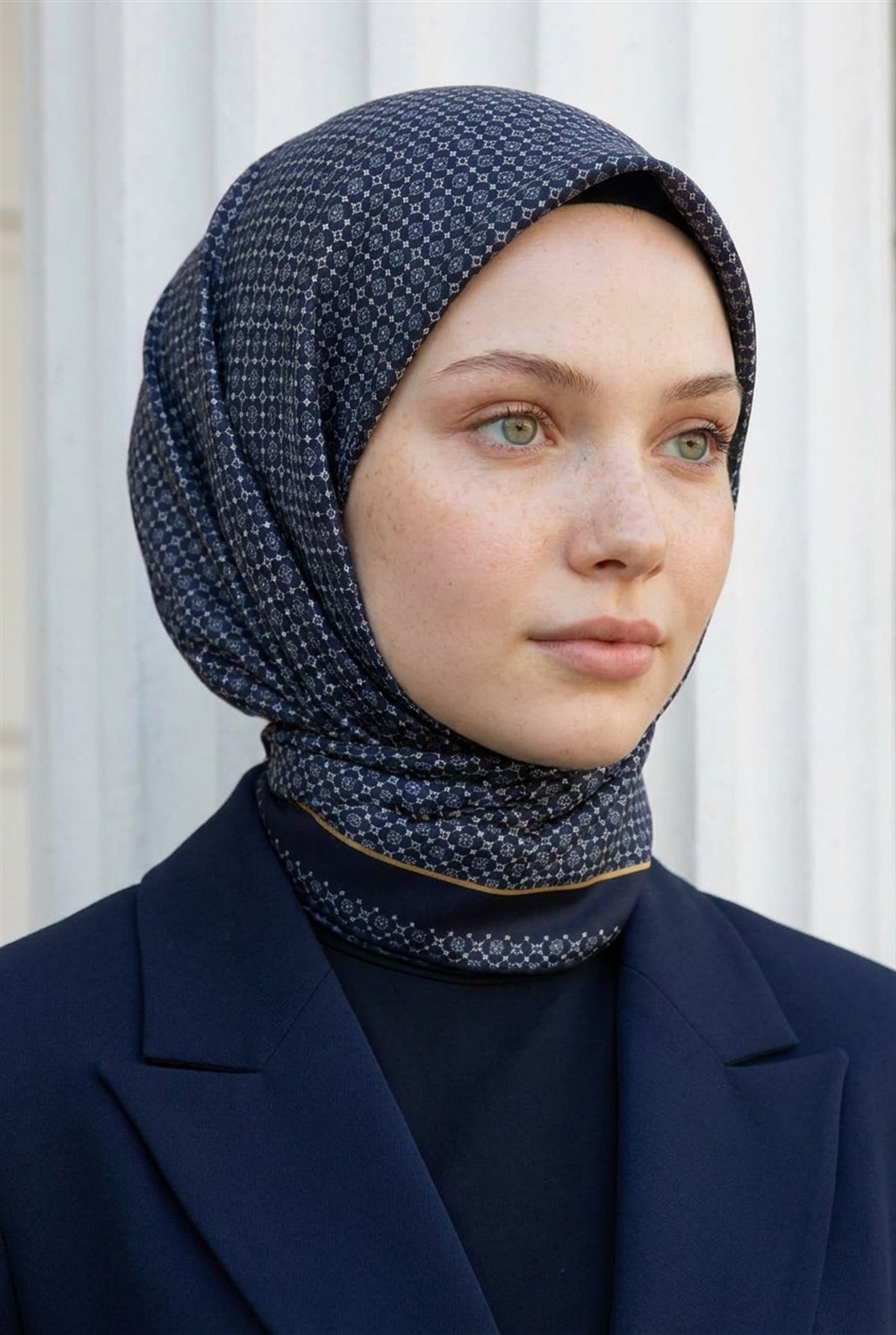 %100 Twill İpek Minik Motif Desenli Lacivert - Lacivert Renkli 90x90 Eşarp Dikim Şekli : El Dikişi
