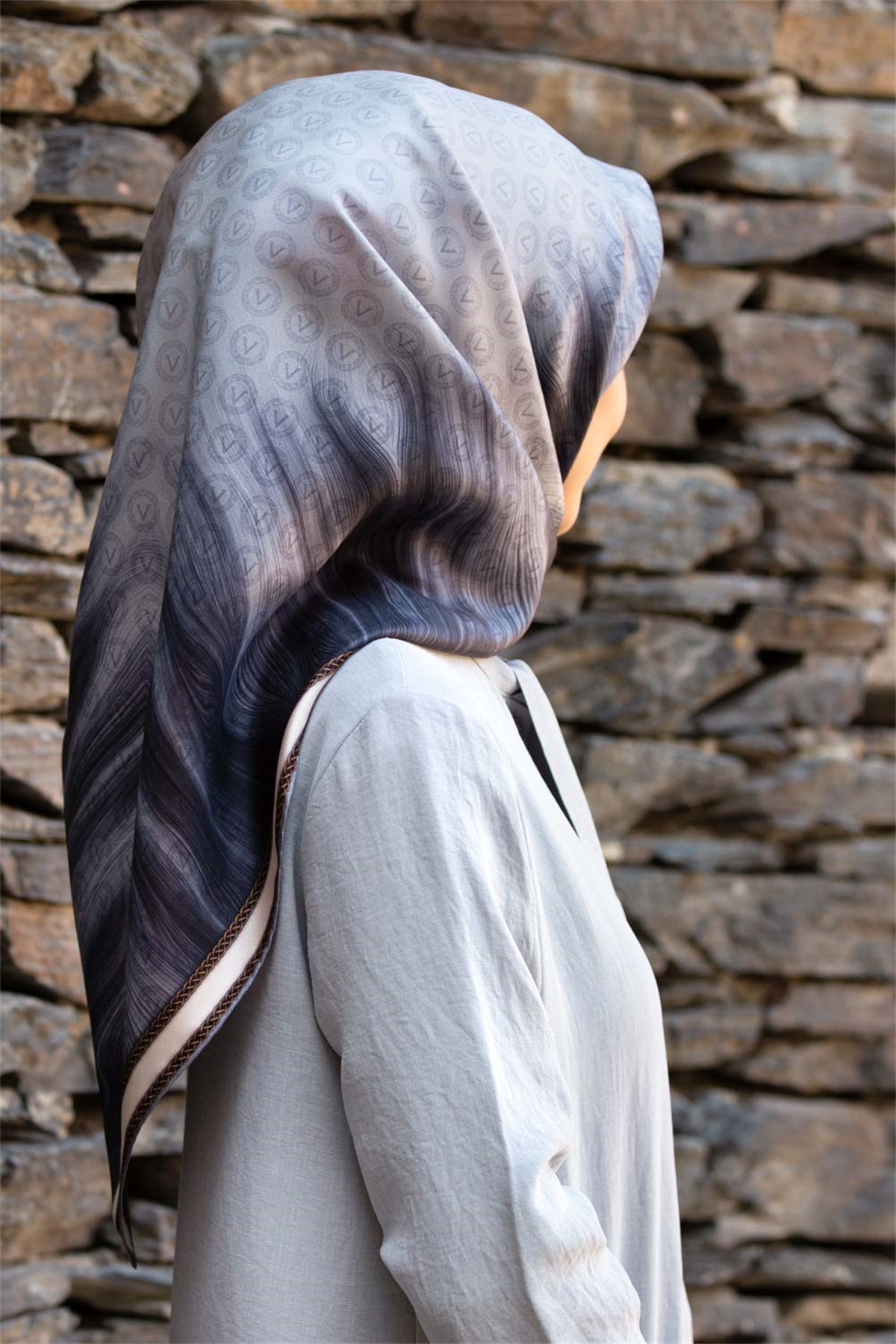 % 57 İPEK % 43 VİSKON Twill İpek Monogram Desenli Gri Renkli 90x90 Dikim Şekli : El Dikişi Eşarp