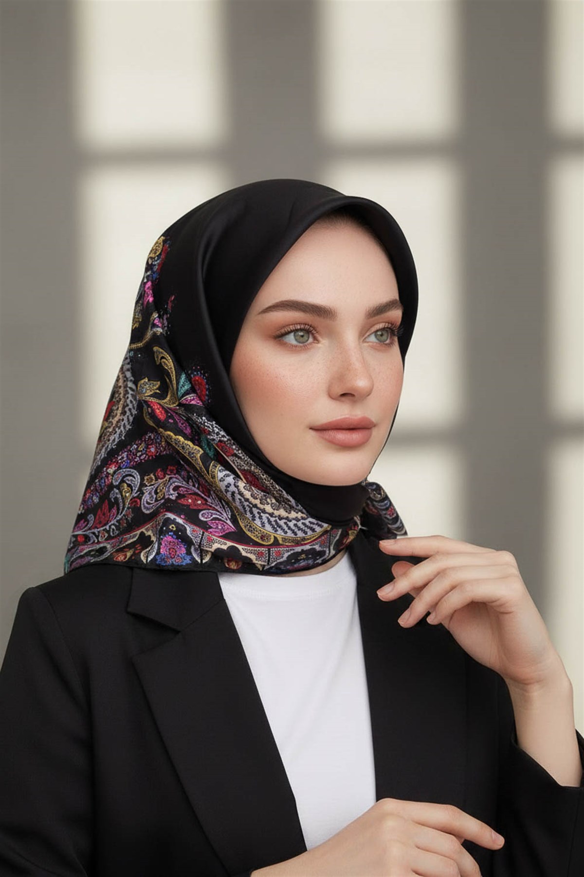 100% Twill İpek Etnik Desenli Siyah - Fuşya Renkli 90x90 Dikim Şekli : El Dikişi Eşarp