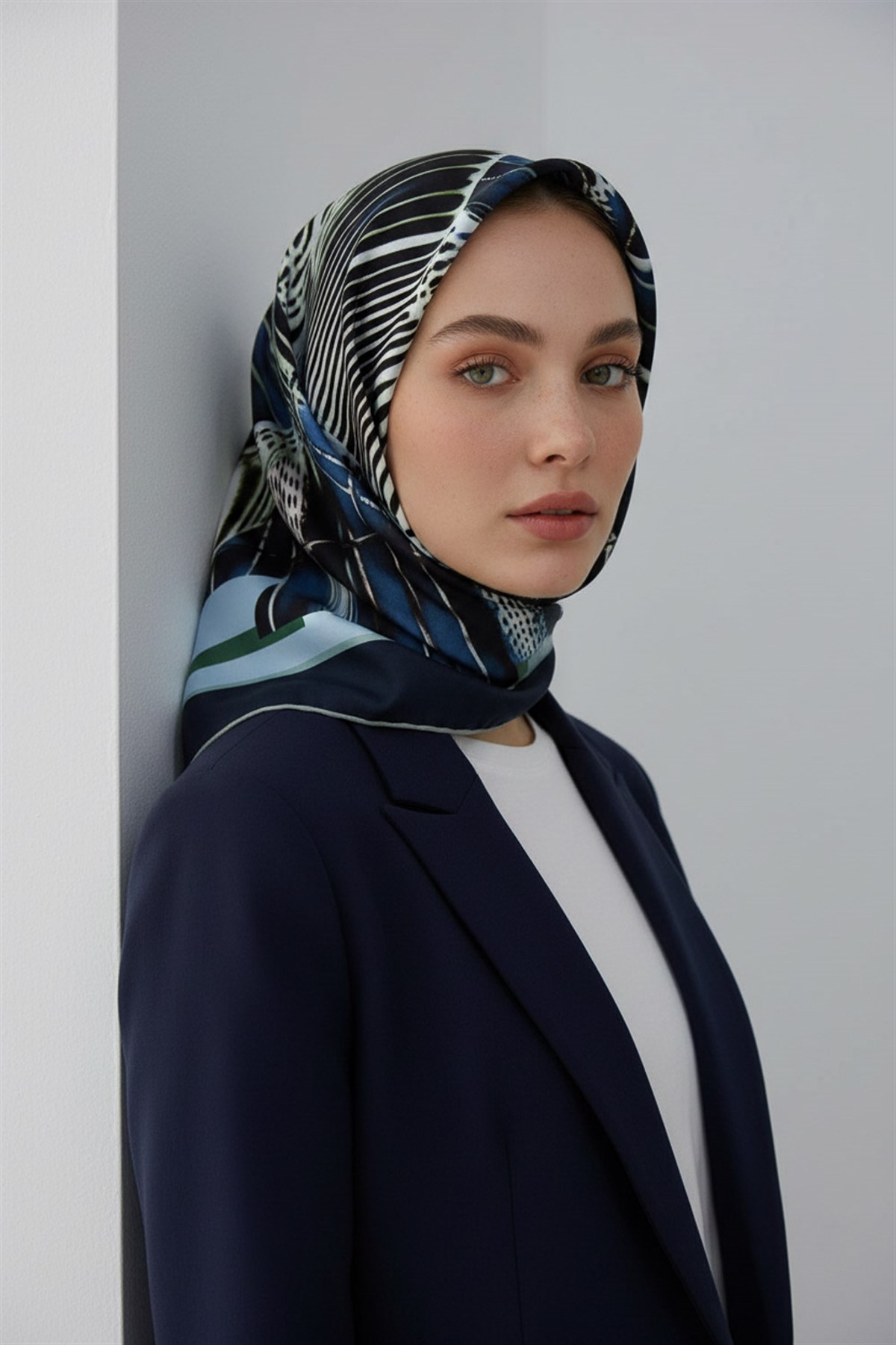 %100 Twill İpek Geometrik Desenli Petrol Mavisi - İndigo Renkli 90x90 Eşarp Dikim Şekli : El Dikişi