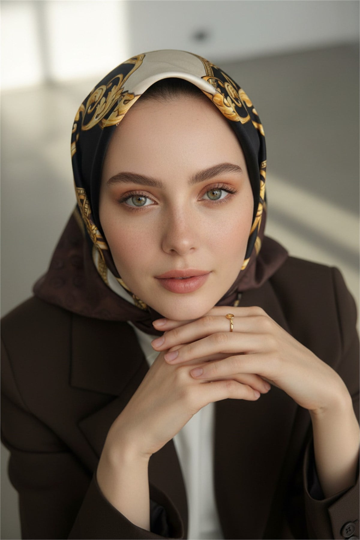%100 Twill İpek Monogram Ve Barok Desenli Kahverengi Renkli 90x90 Eşarp Dikim Şekli : El Dikişi