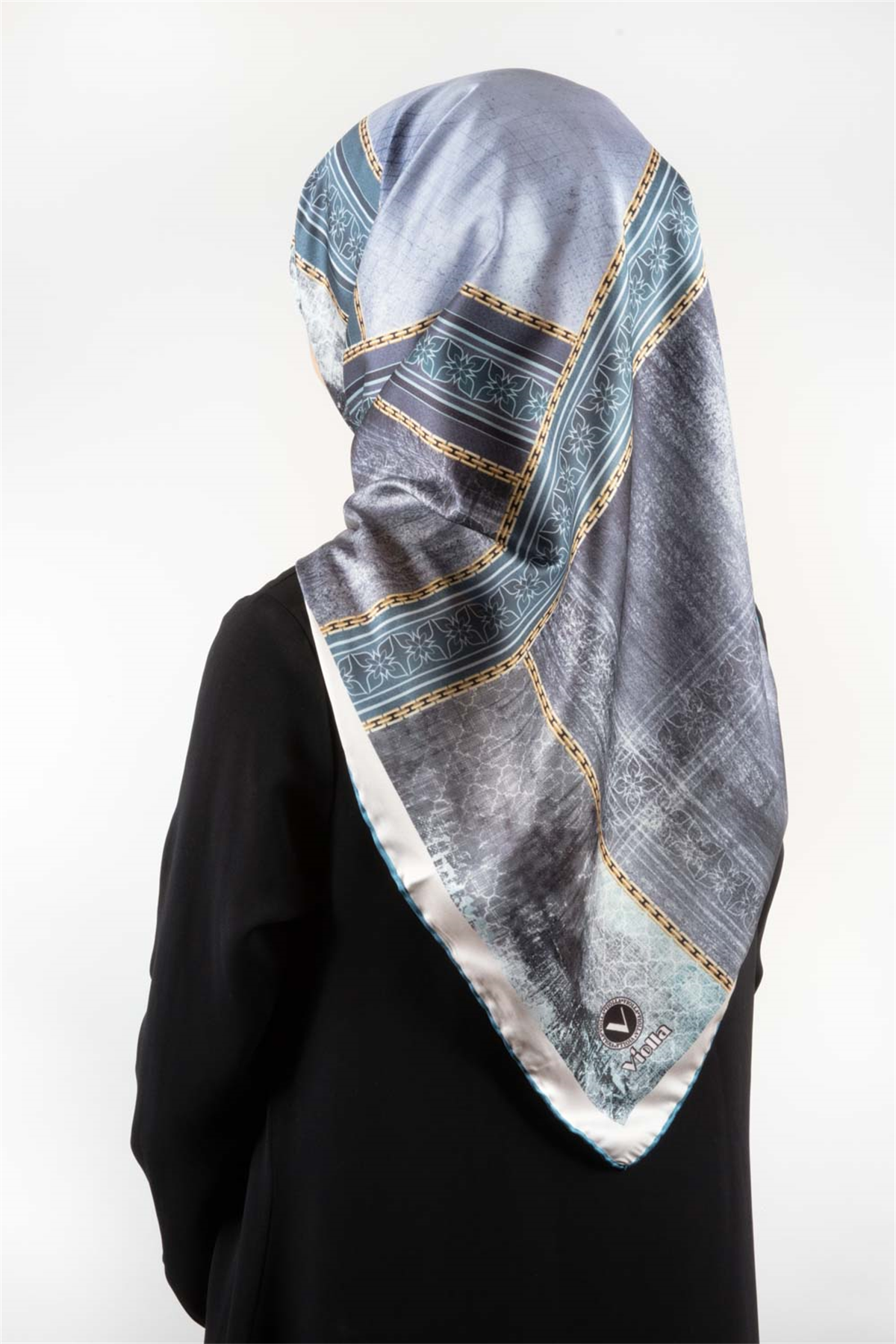 Twill Dokulu Ve Geometrik Desenli Bebe Mavisi Renkli 90x90 Eşarp (İpek İçermez) Dikim Şekli : El Dikişi