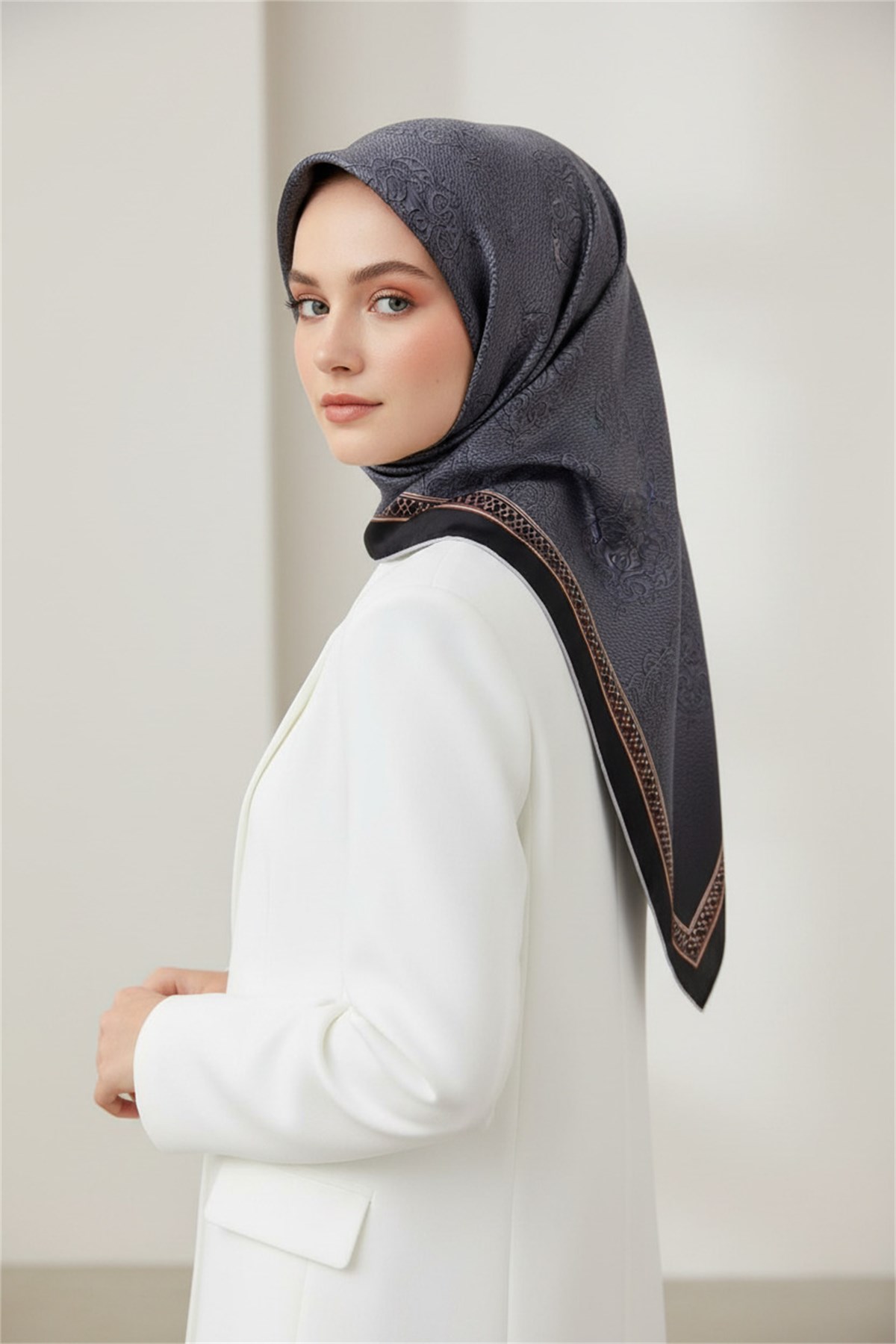 %100 Twill İpek Eşarp 90x90 Gümüş Barok Desenli El Dikişli Kadın Eşarp