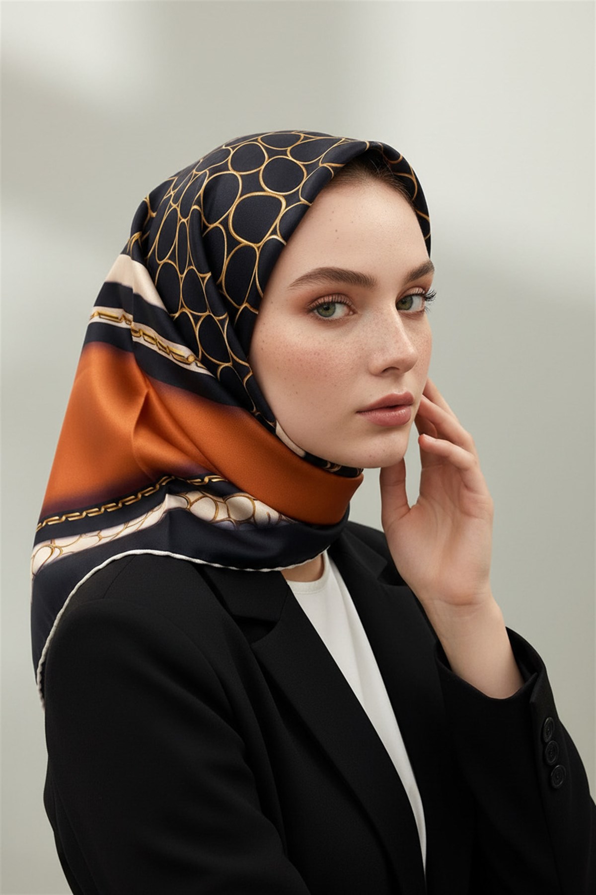 %100 Twill İpek Gold Halka Desenli Taba - Siyah Renkli 90x90 Eşarp Dikim Şekli : El Dikişi