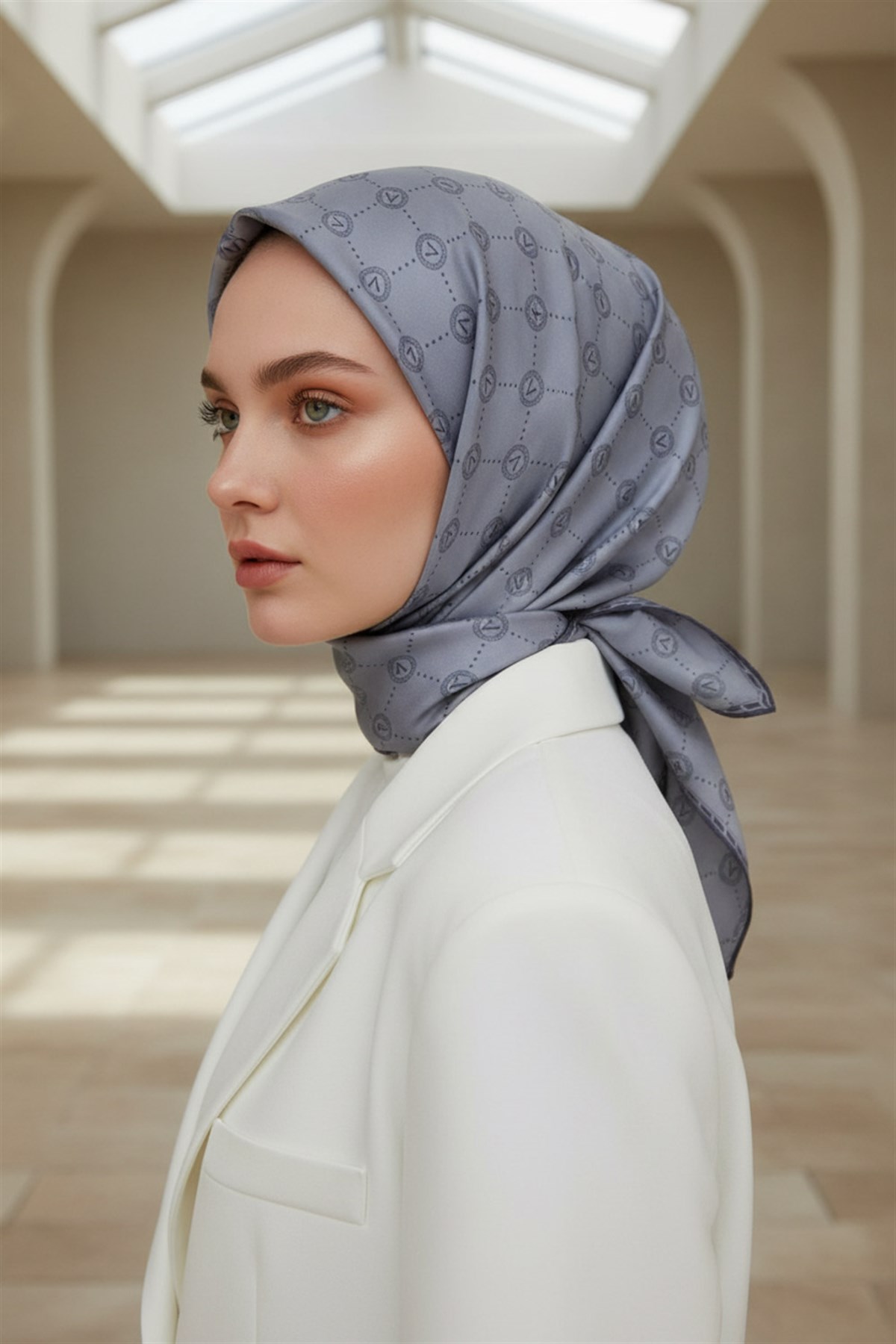 %100 Twill İpek Monogram Desenli Gri Renkli 90x90 Eşarp Dikim Şekli : El Dikişi