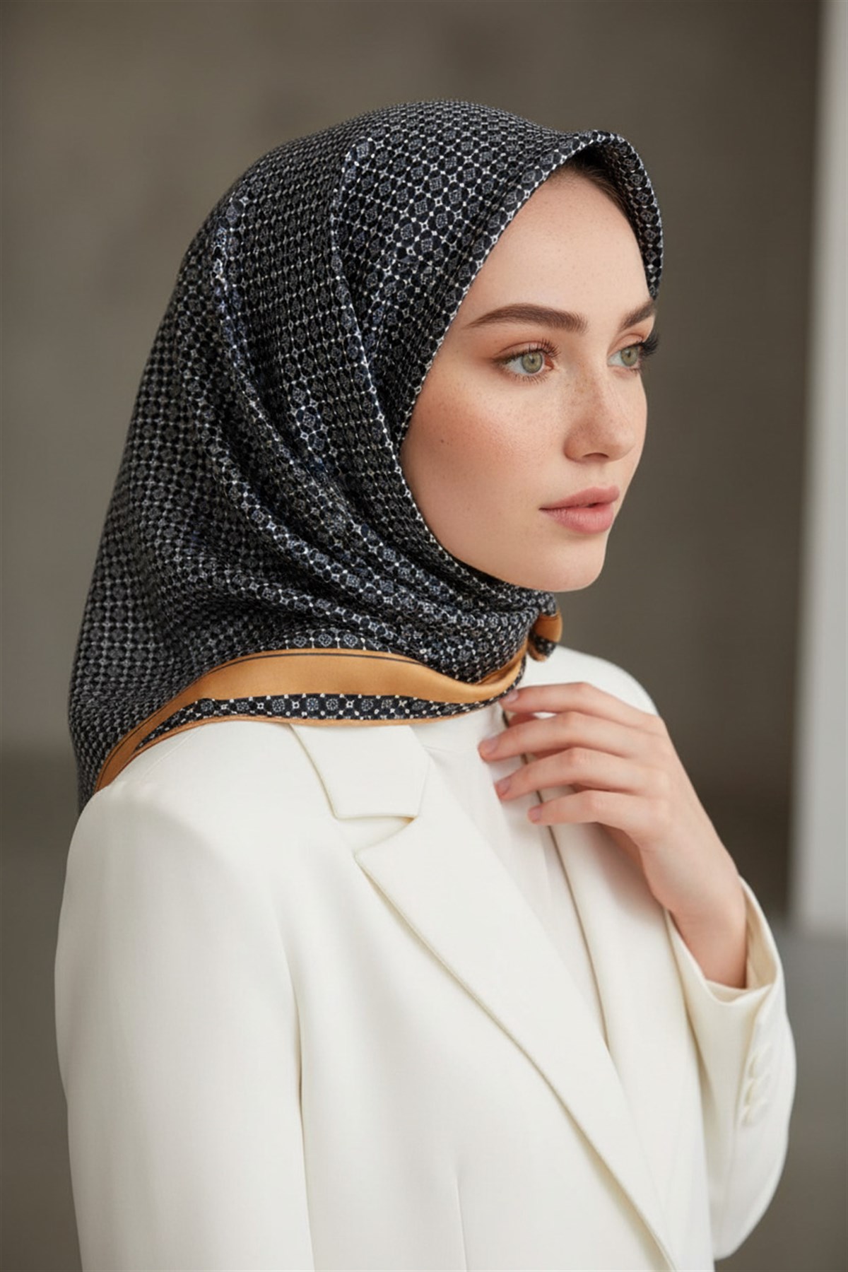 %100 Twill İpek Minik Motif Desenli Siyah - Gold Renkli 90x90 Eşarp Dikim Şekli : El Dikişi