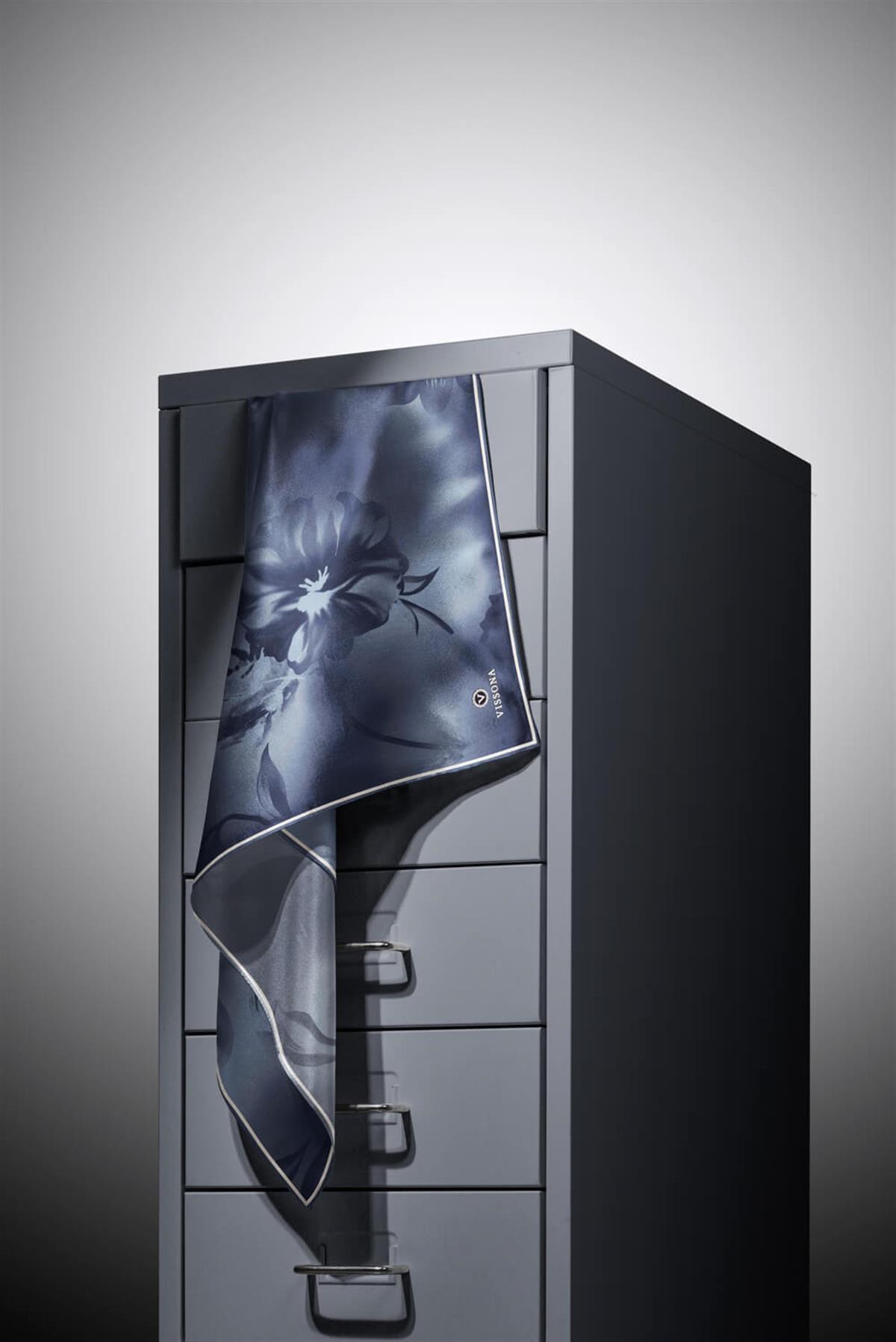 % 57 İPEK % 43 VİSKON Twill İpek Çiçek Desenli Bebe Mavisi Renkli 90x90 Dikim Şekli : El Dikişi Eşarp