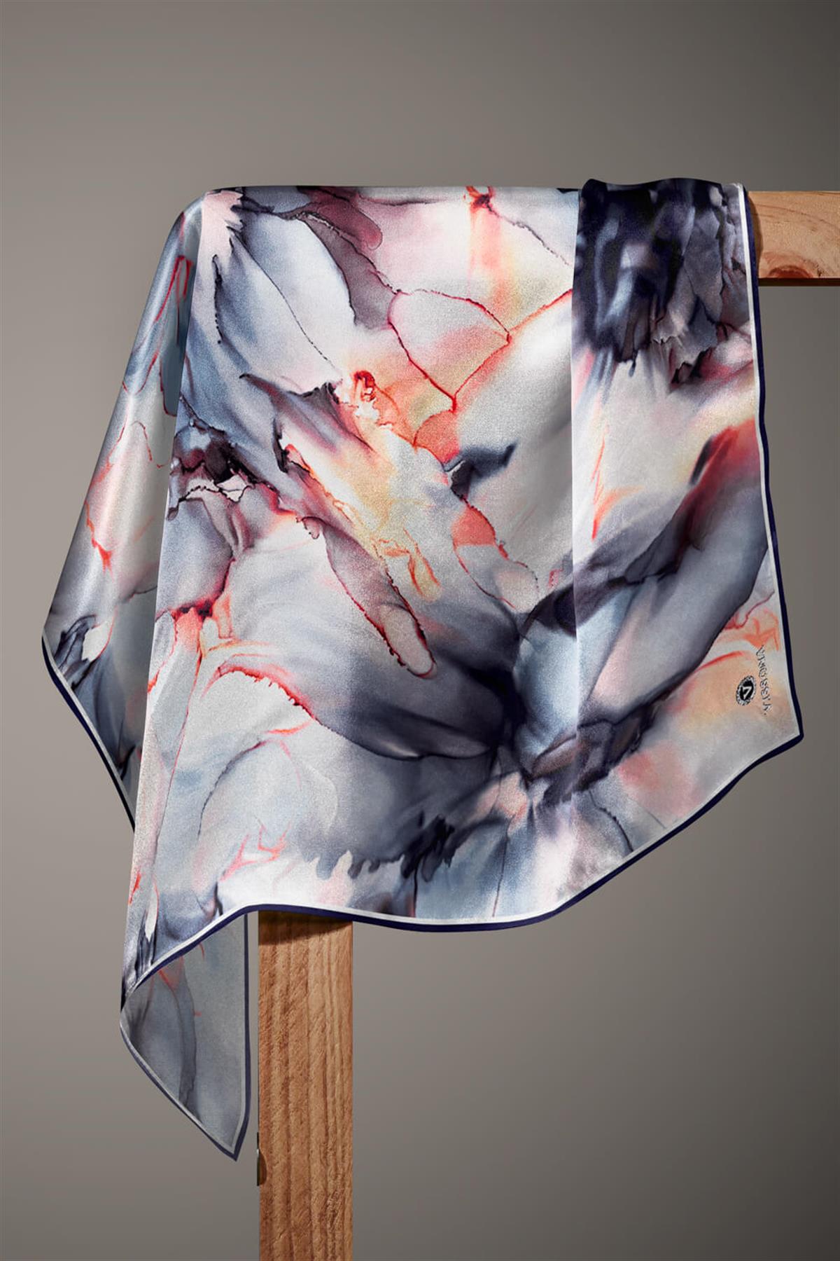 %100 Twill İpek Batik Çiçek Desenli İndigo - Bakır Renkli 90x90 Eşarp Kenar Dikiş Şekli El Dikişli