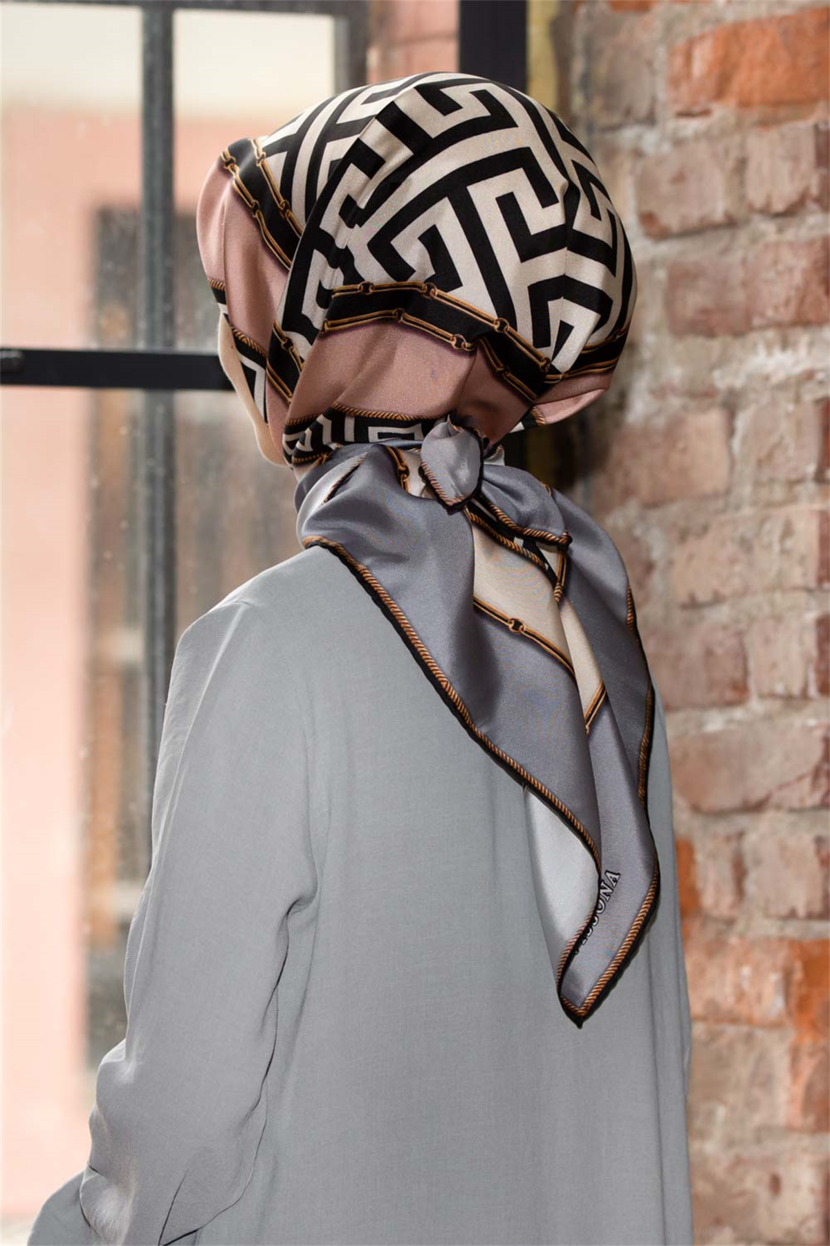 %100 Twill İpek Labirent Ve Geometrik Desenli Gri - Pudra Renkli 90x90 Eşarp Dikim Şekli : El Dikişi