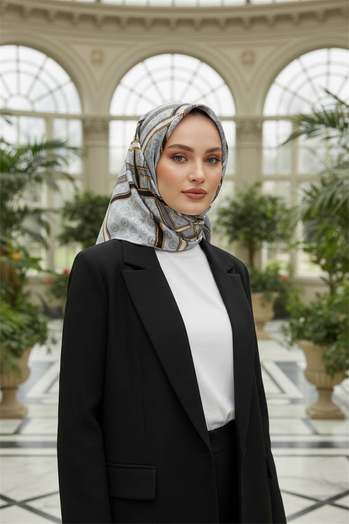 %100 Twill İpek Gold Şeritli Monogram Desenli Gümüş - Siyah Renkli 90x90 Eşarp Dikim Şekli : El Dikişi