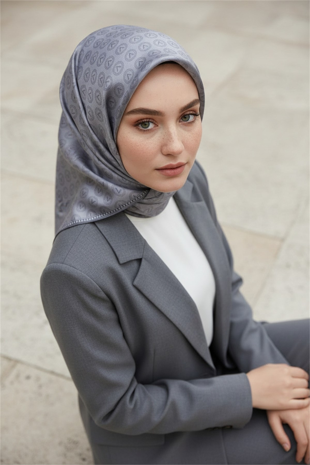 %100 Twill İpek Eşarp 90x90 Gümüş Monogram Desenli El Dikişli Kadın Eşarp