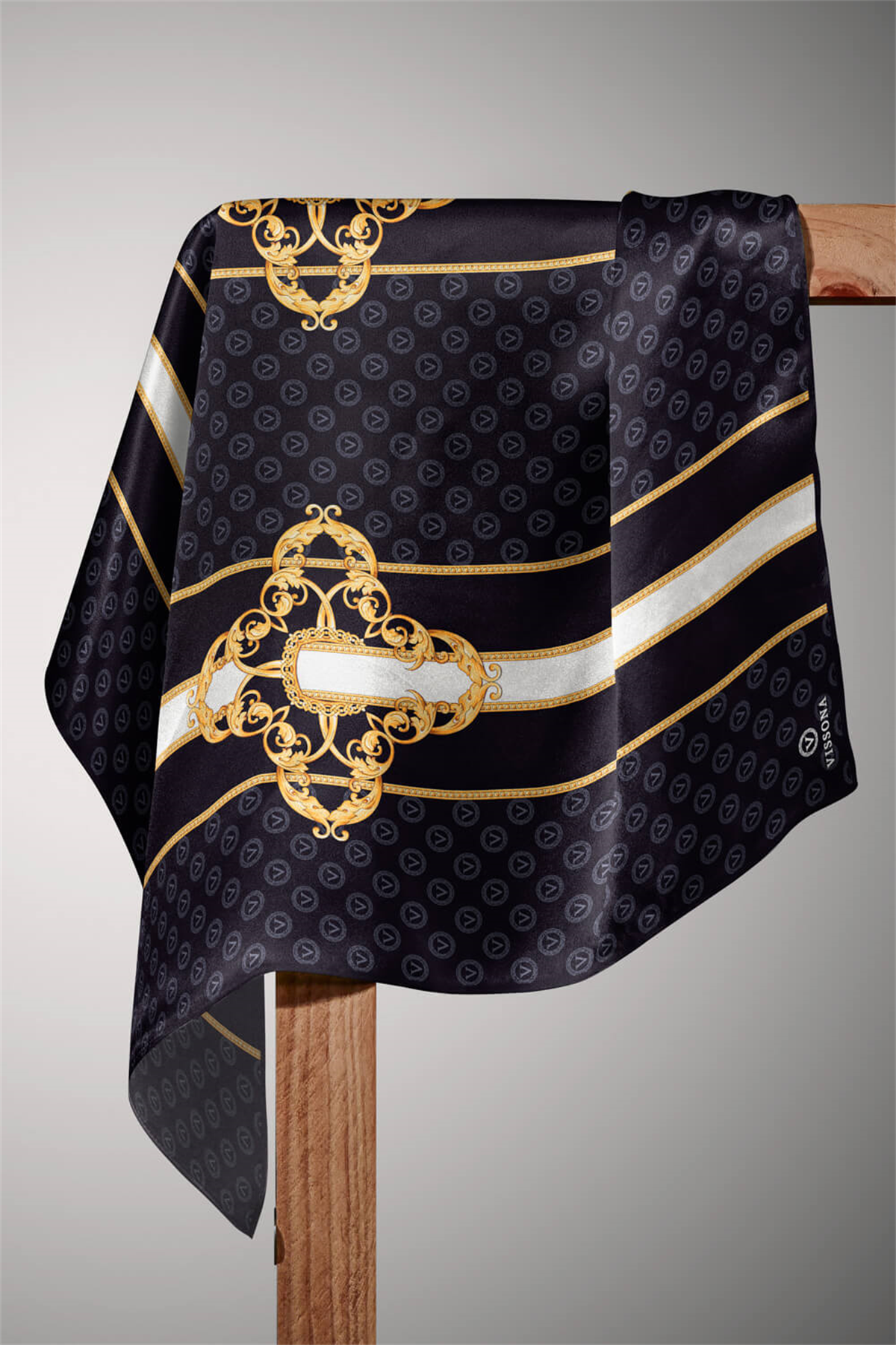 %100 Twill İpek Monogramlı Ve Barok Desenli Siyah - Gold Renkli 90x90 Eşarp Dikim Şekli : El Dikişi