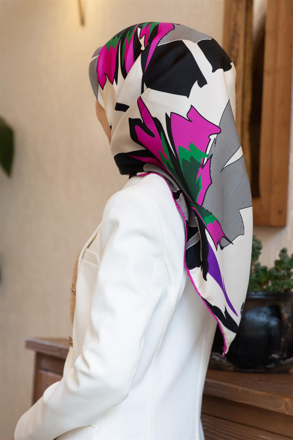 %100 Twill İpek Çiçek Desenli Krem - Fuşya Renkli 90x90 Eşarp Dikim Şekli : El Dikişi