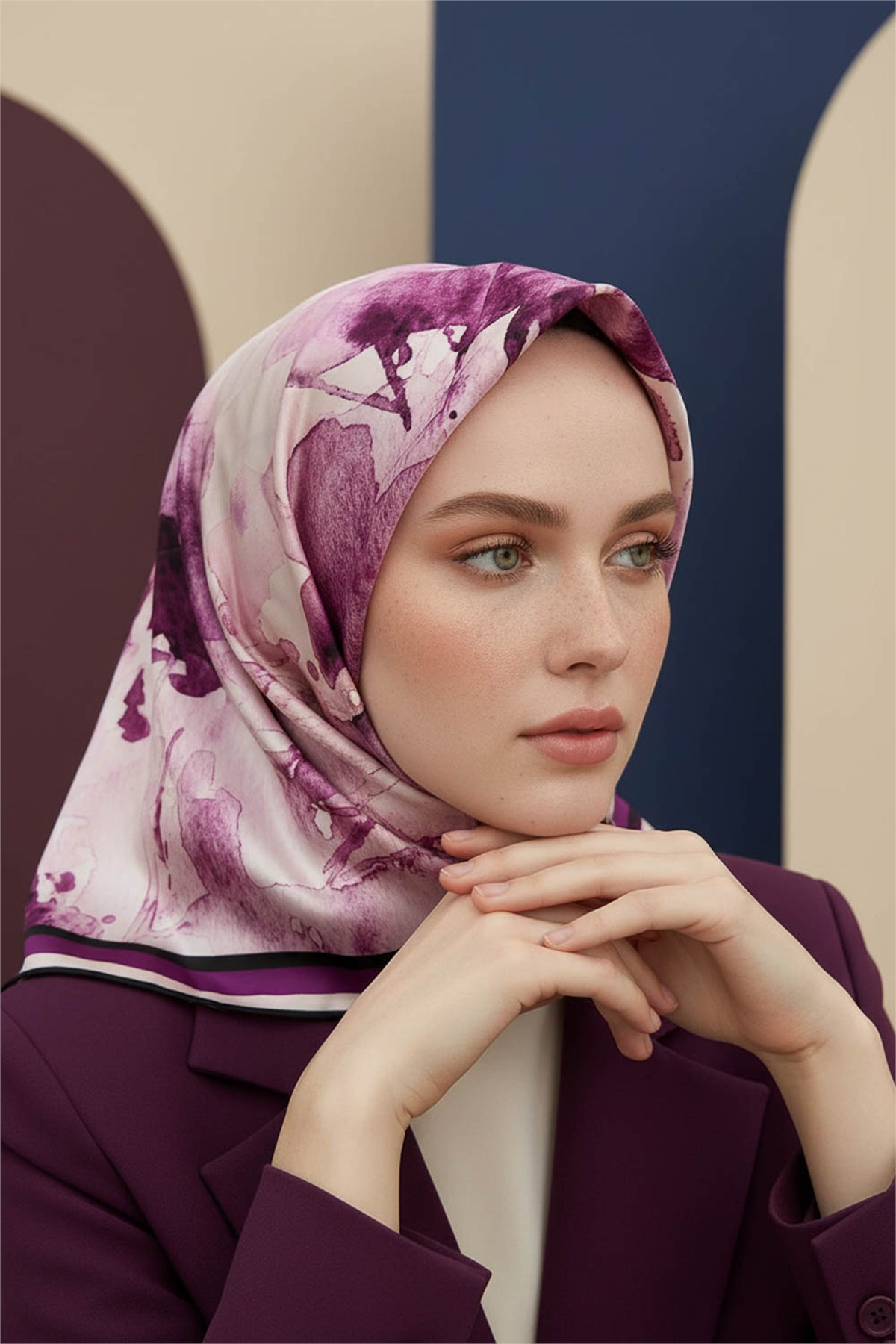 Rayon Sulu Boya Çiçek Desenli Mürdüm Renkli 90x90 Dikim Şekli : El Dikişi Eşarp (İpek İçermez)