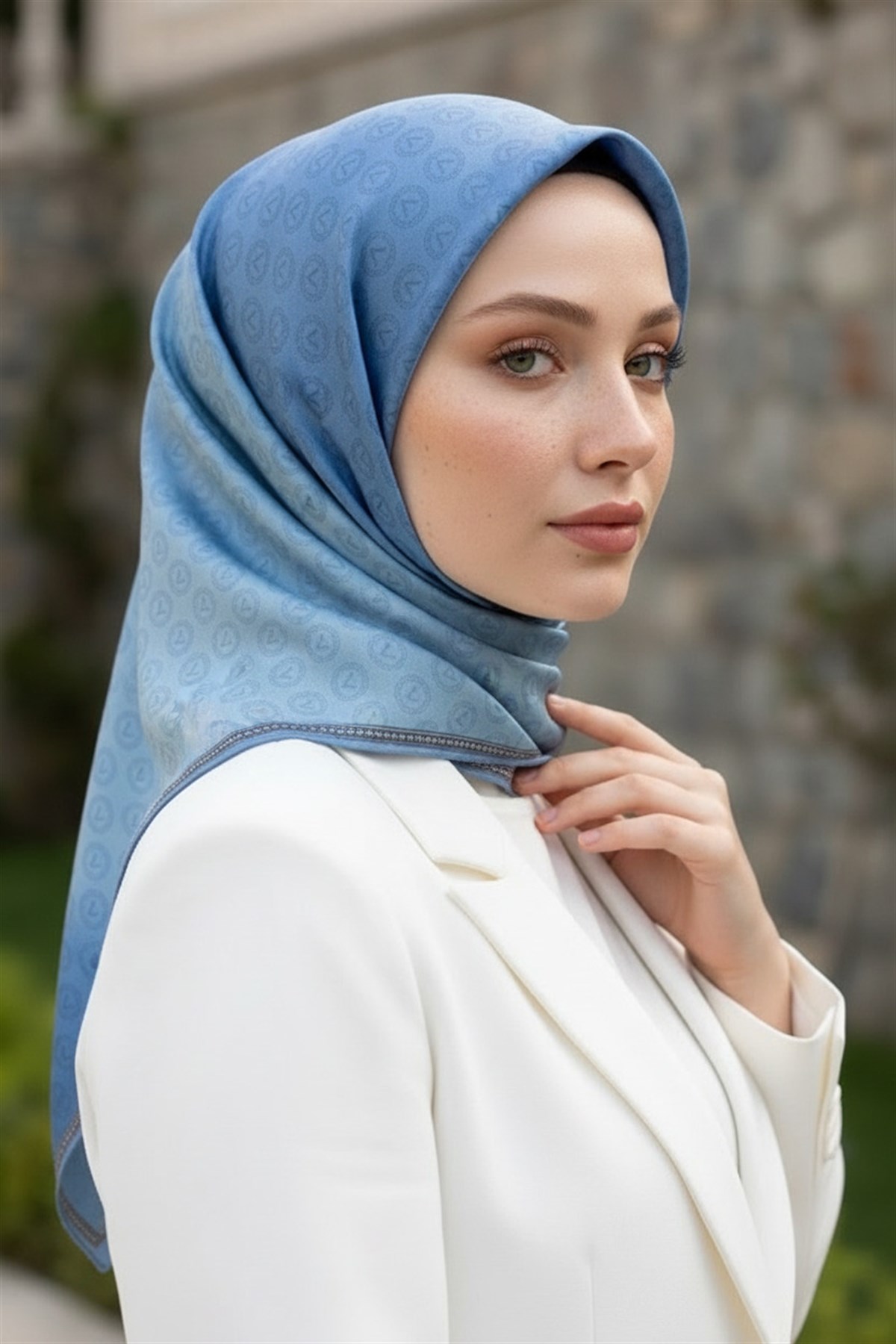 %100 Twill İpek Monogram Desenli Bebe Mavisi Renkli 90x90 Eşarp Dikim Şekli : El Dikişi
