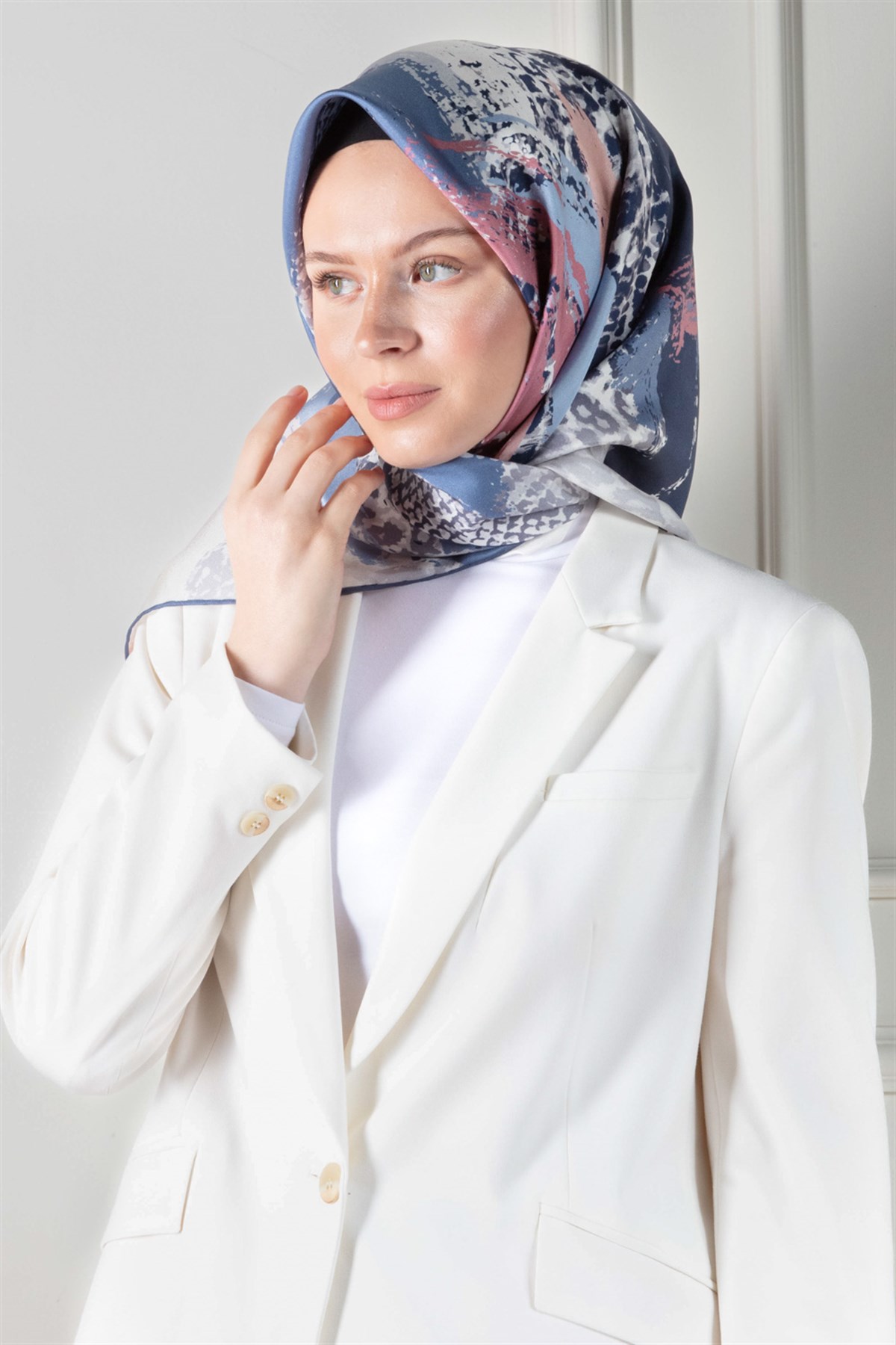 %100 Twill İpek Leopar ve Fırça Desenli İndigo Mavisi - Pudra Renkli 90x90 Eşarp Dikim Şekli : El Dikişi