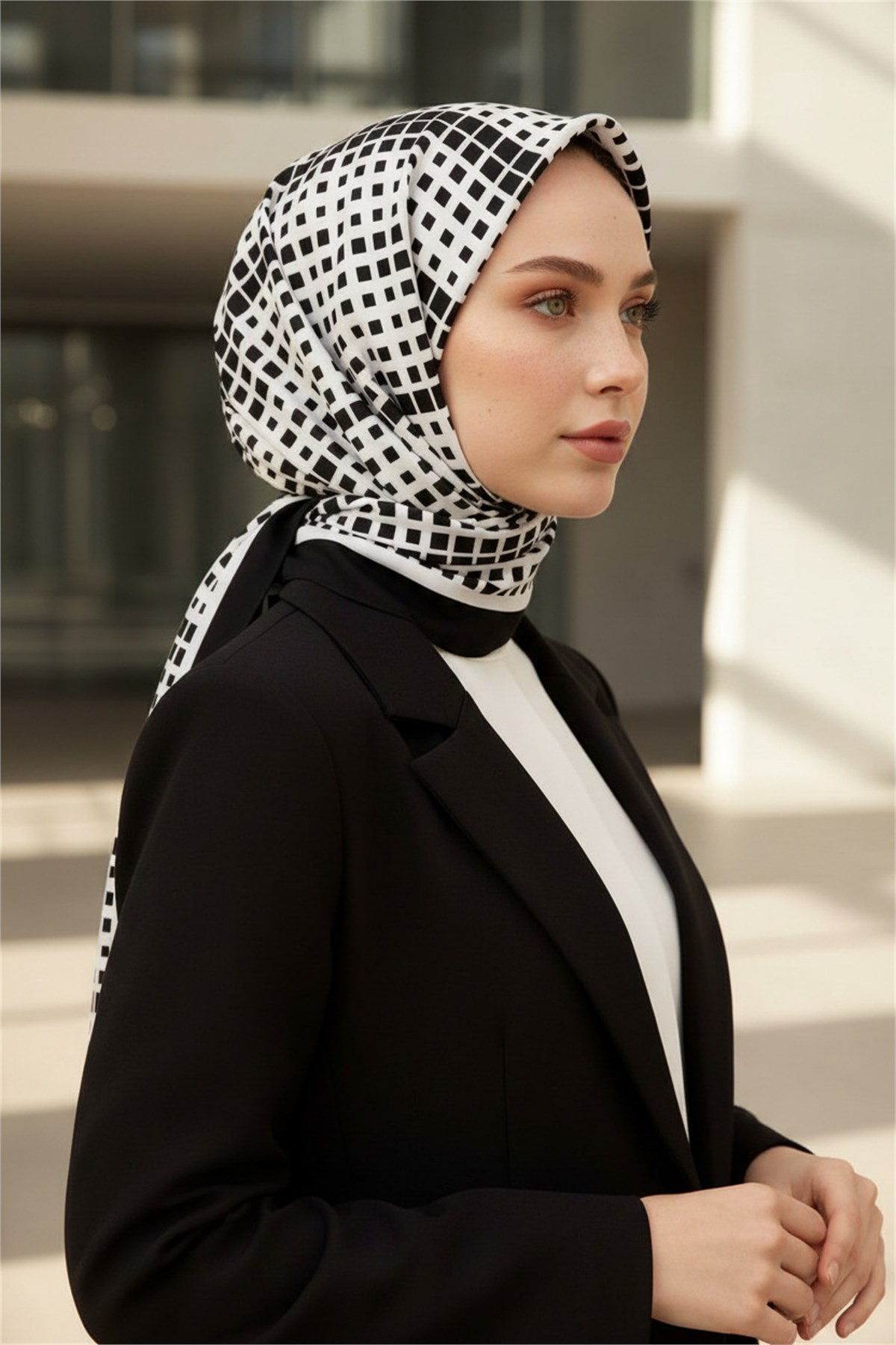 KREP GEOMETRİK DESENLİ SİYAH - BEYAZ RENKLİ 75X195 KIRIŞMAZ ŞAL