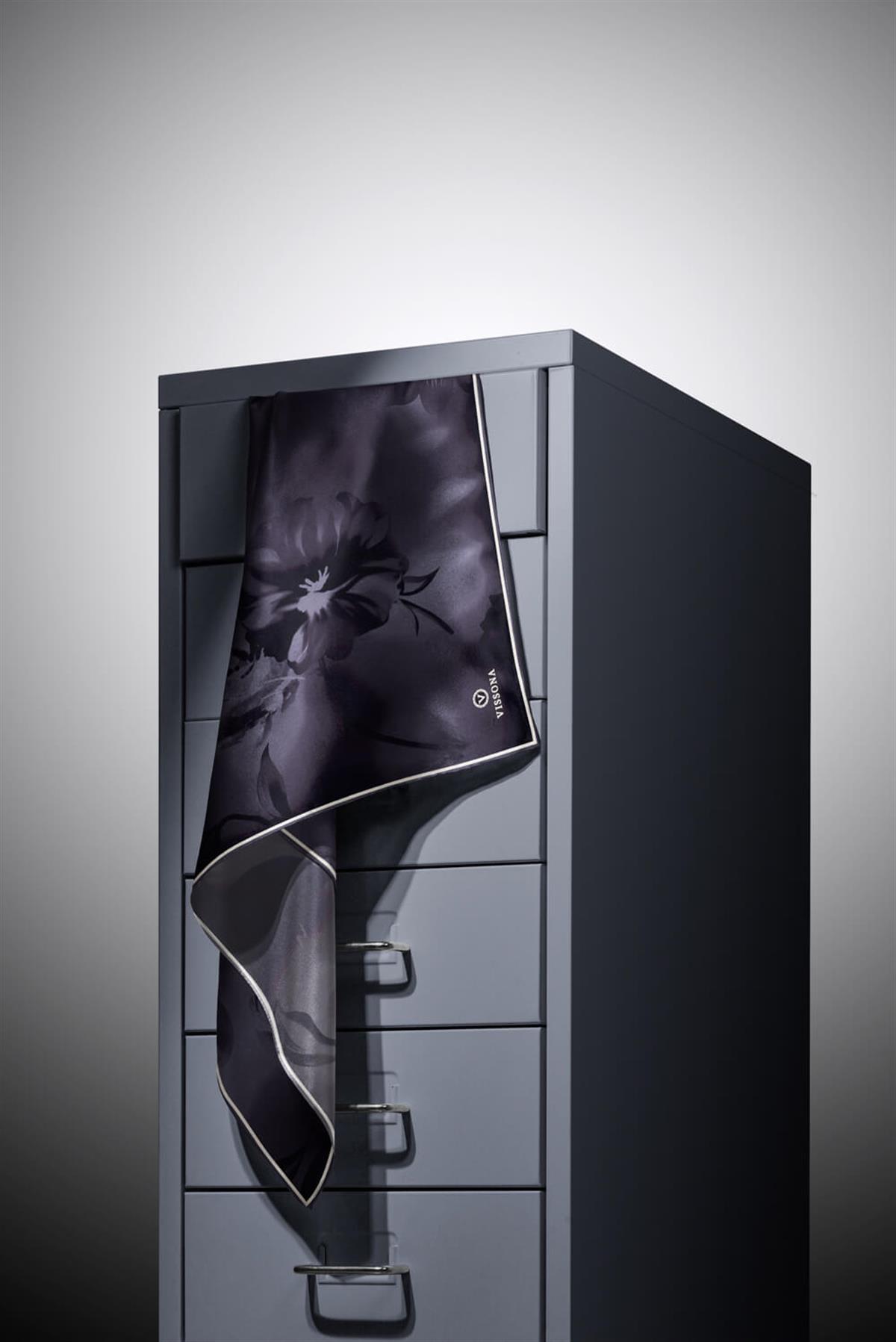 % 57 İPEK % 43 VİSKON Twill İpek Çiçek Desenli Füme Renkli 90x90 Dikim Şekli : El Dikişi Eşarp