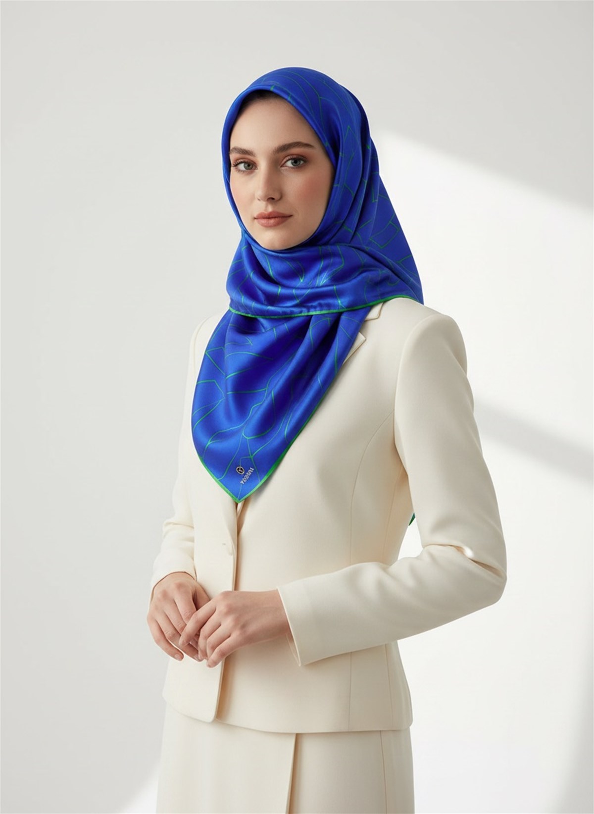 %100 Twill İpek Çizgi Desenli Saks - Zümrüt Yeşili Renkli 90x90 Eşarp Dikim Şekli : El Dikişi
