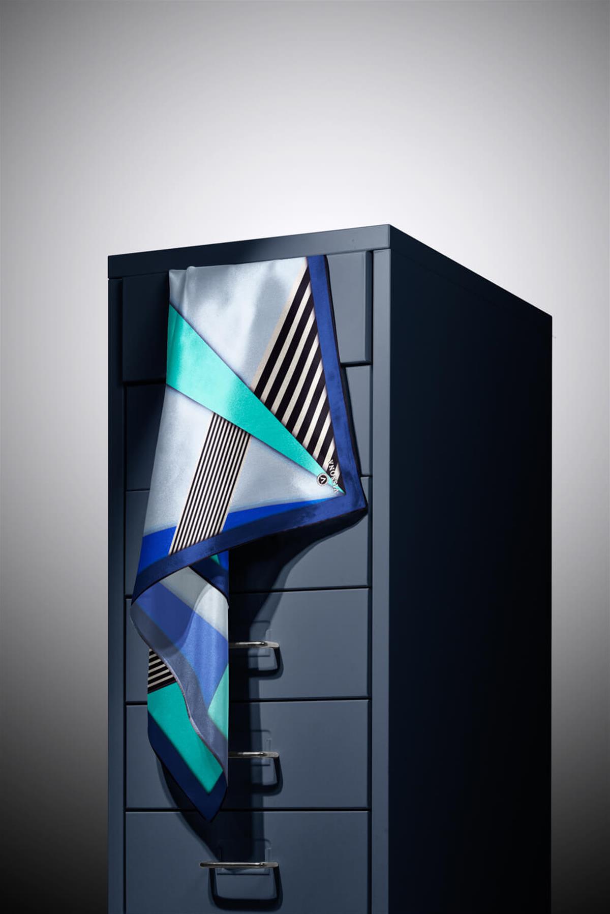 %100 Twill İpek Çizgili ve Geometrik Desenli Saks - Mint Yeşili Renkli 90x90 Eşarp Dikim Şekli : El Dikişi