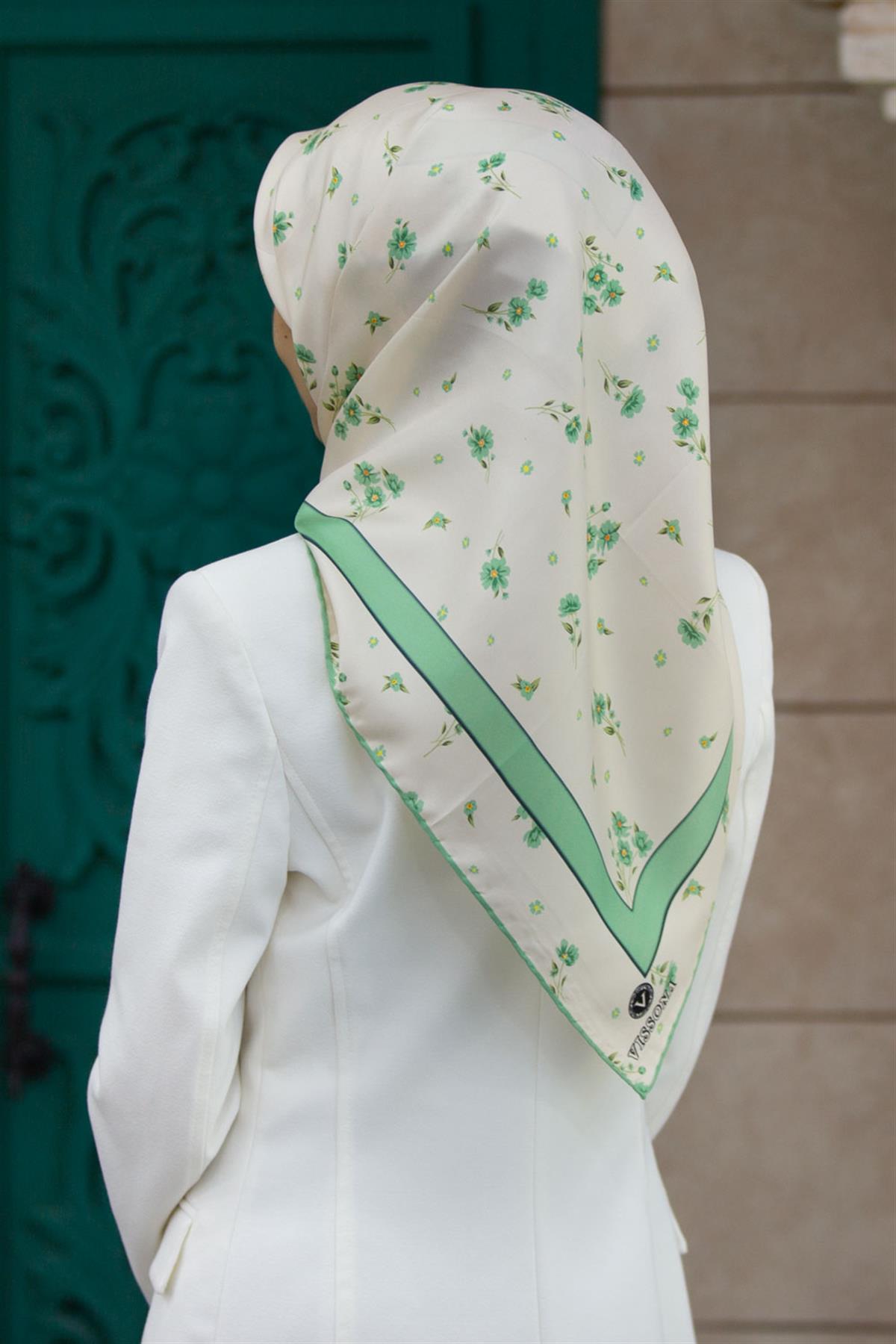 100% Twill İpek Bordürlü Çıtır Çiçek Desenli Benetton Yeşili Renkli 90x90 Dikim Şekli : El Dikişi Eşarp